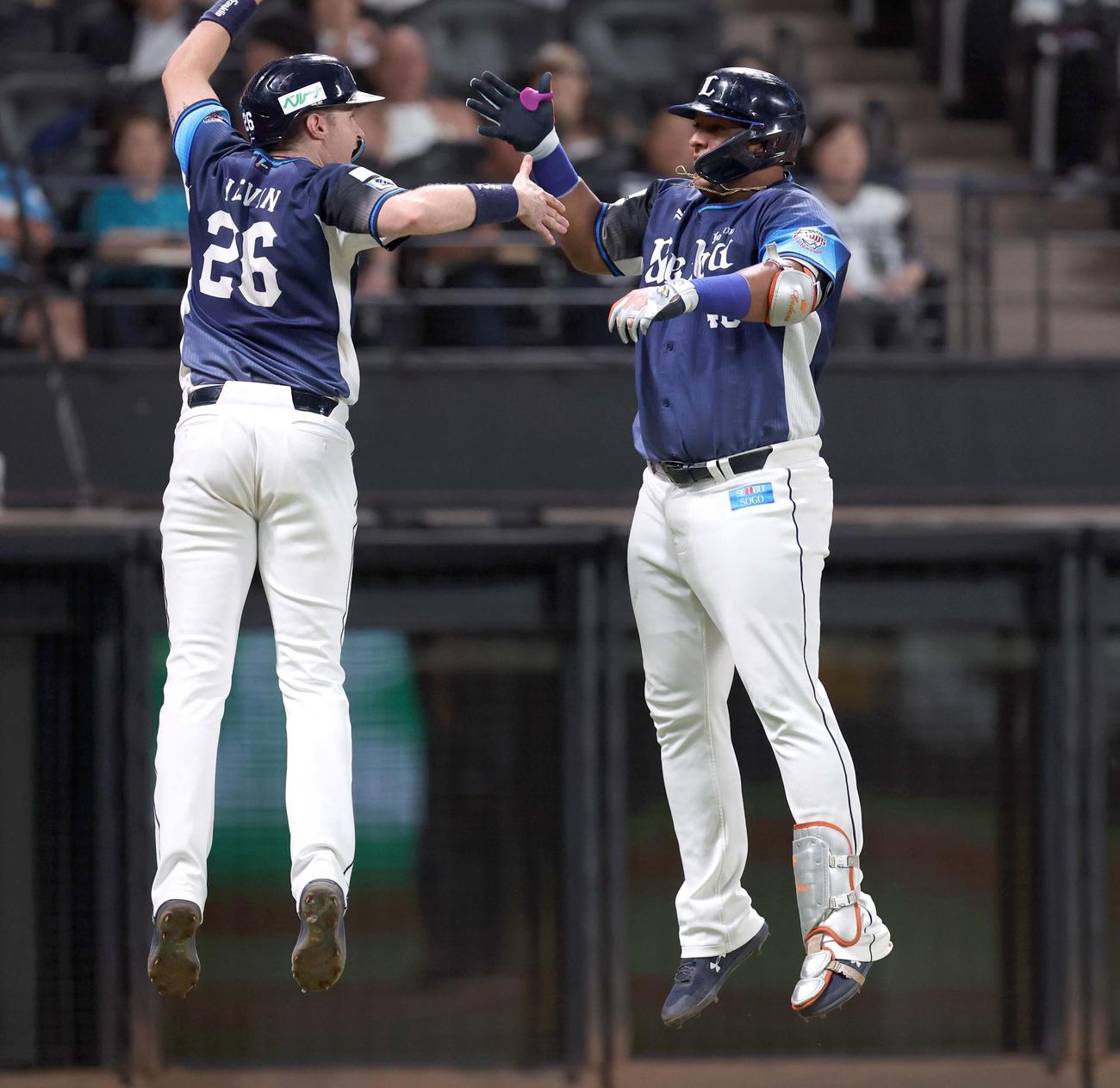 日本ハム対西武　8回表西武2死一、二塁、中越え3点本塁打を放ちネビン（左）とハイタッチするセデーニョ（撮影・黒川智章）