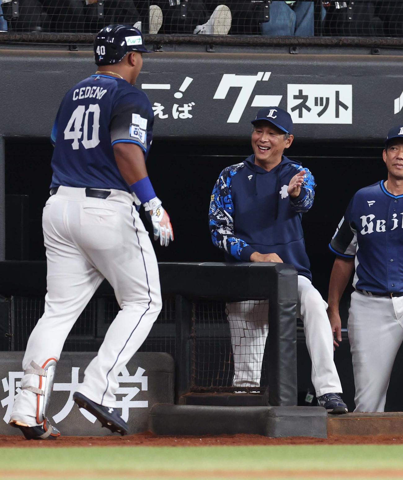 日本ハム対西武　8回表、3点本塁打を放ったセデーニョを出迎える西口監督（撮影・黒川智章）