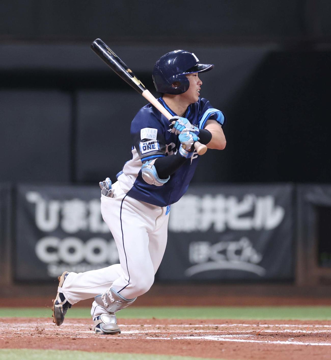 日本ハム対西武　4回表西武無死、二前内野安打を放つ滝沢（撮影・黒川智章）