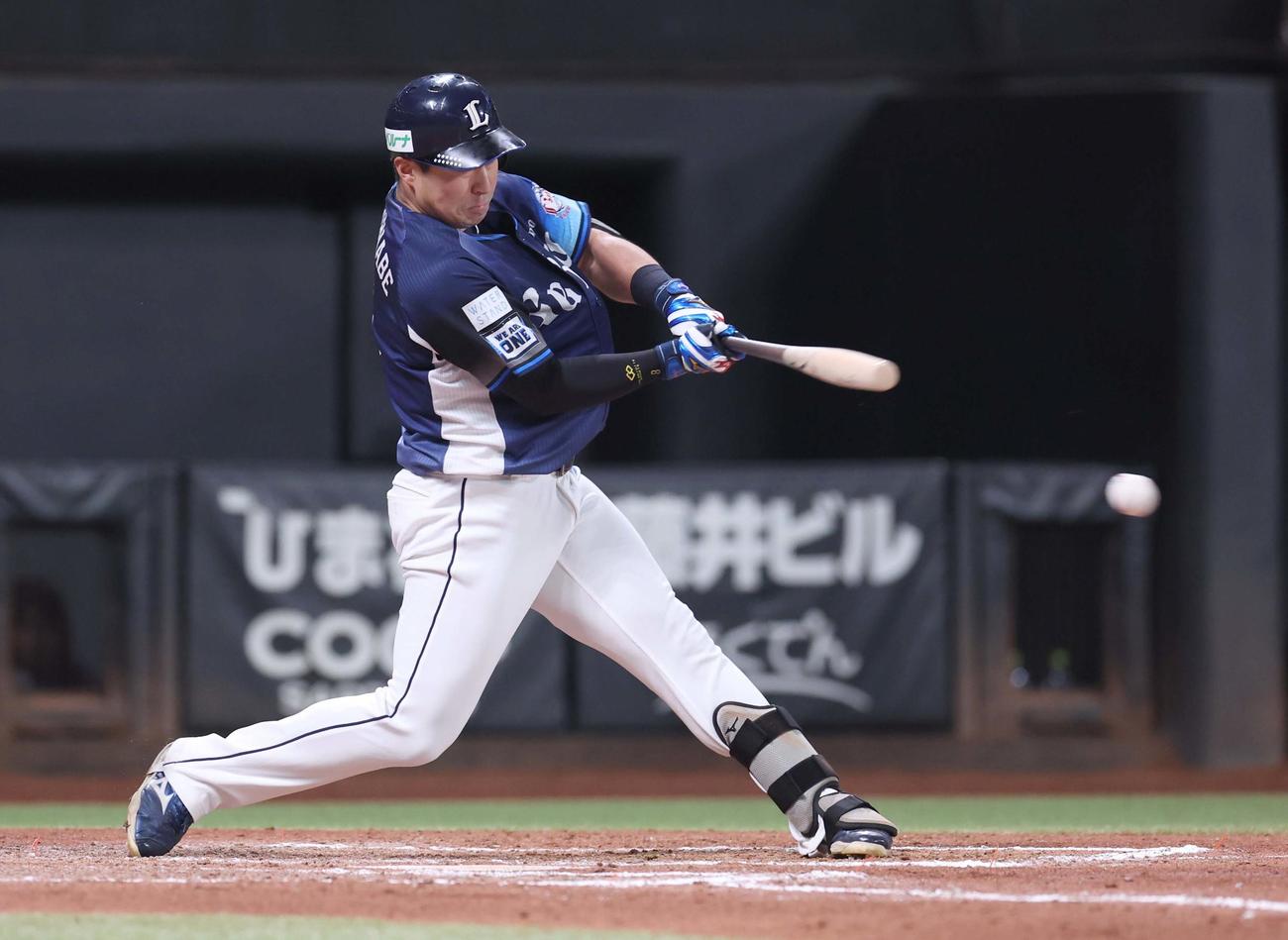 日本ハム対西武　8回表西武1死一、三塁、左前適時打を放つ渡部聖（撮影・黒川智章）