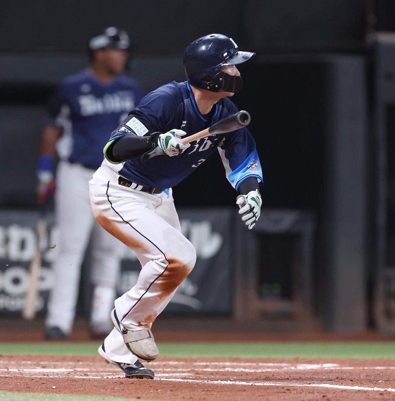 日本ハム対西武　4回表西武2死二塁、左中間に適時二塁打を放つ山村（撮影・黒川智章）
