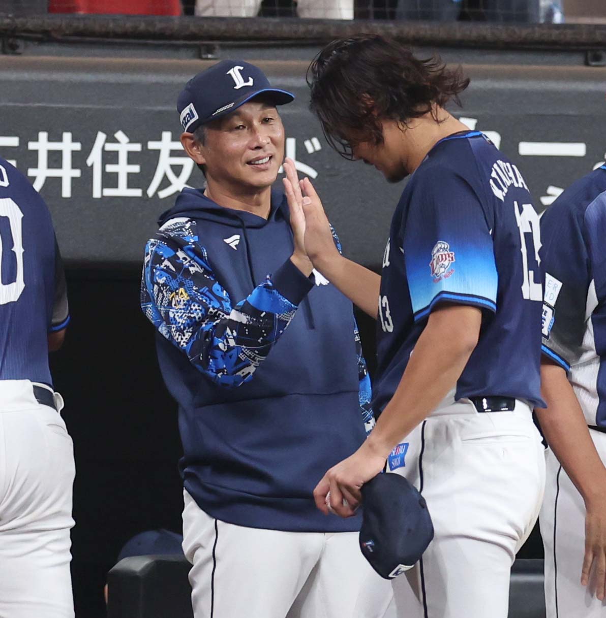日本ハム対西武　試合後、高橋を出迎える西口監督（撮影・黒川智章）