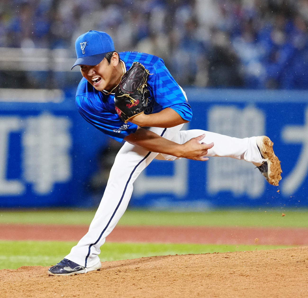 ヤクルト対DeNA DeNA3番手の山崎（撮影・江口和貴）