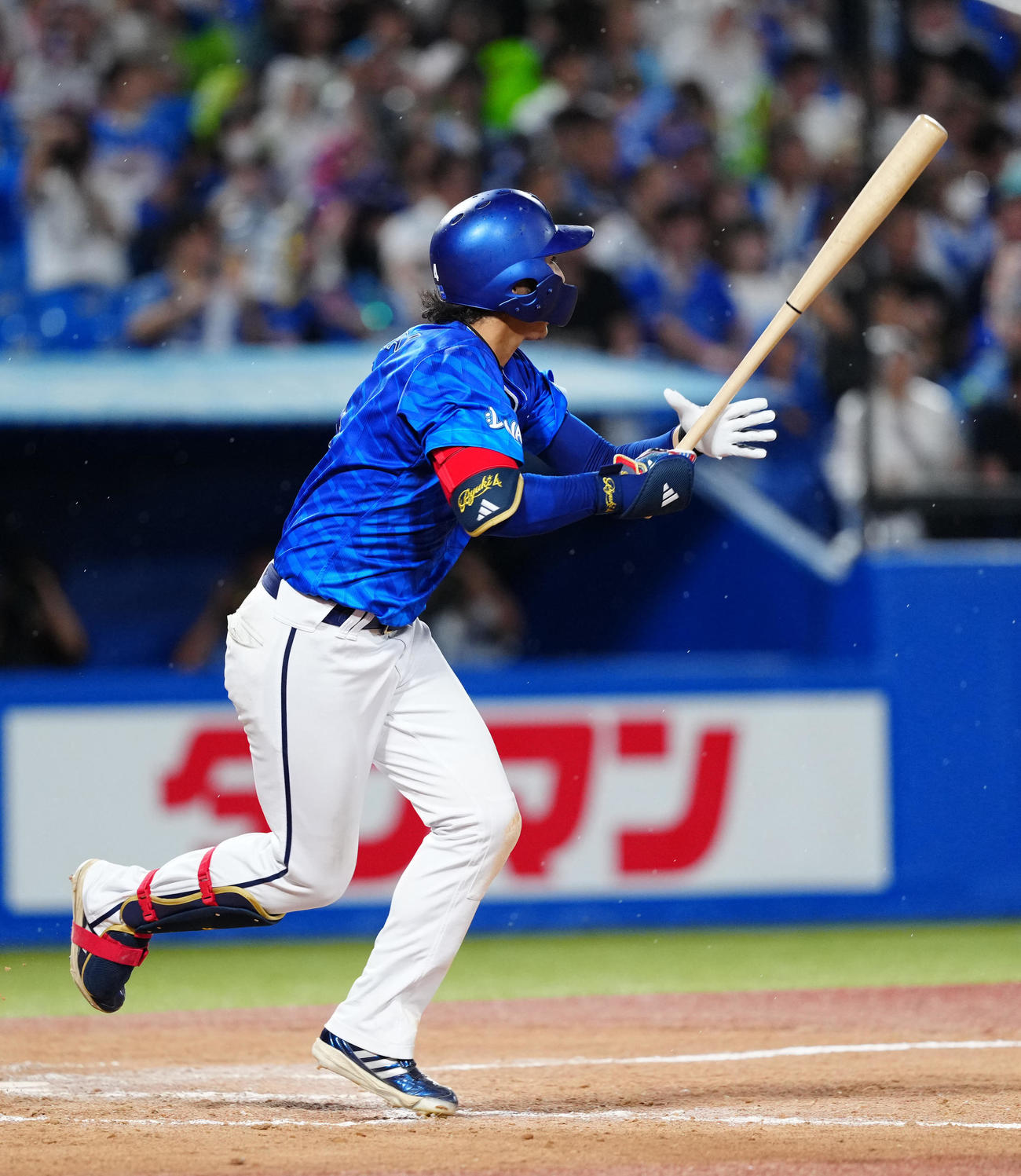ヤクルト対DeNA 8回表DeNA無死二塁、適時打を放つ度会（撮影・江口和貴）