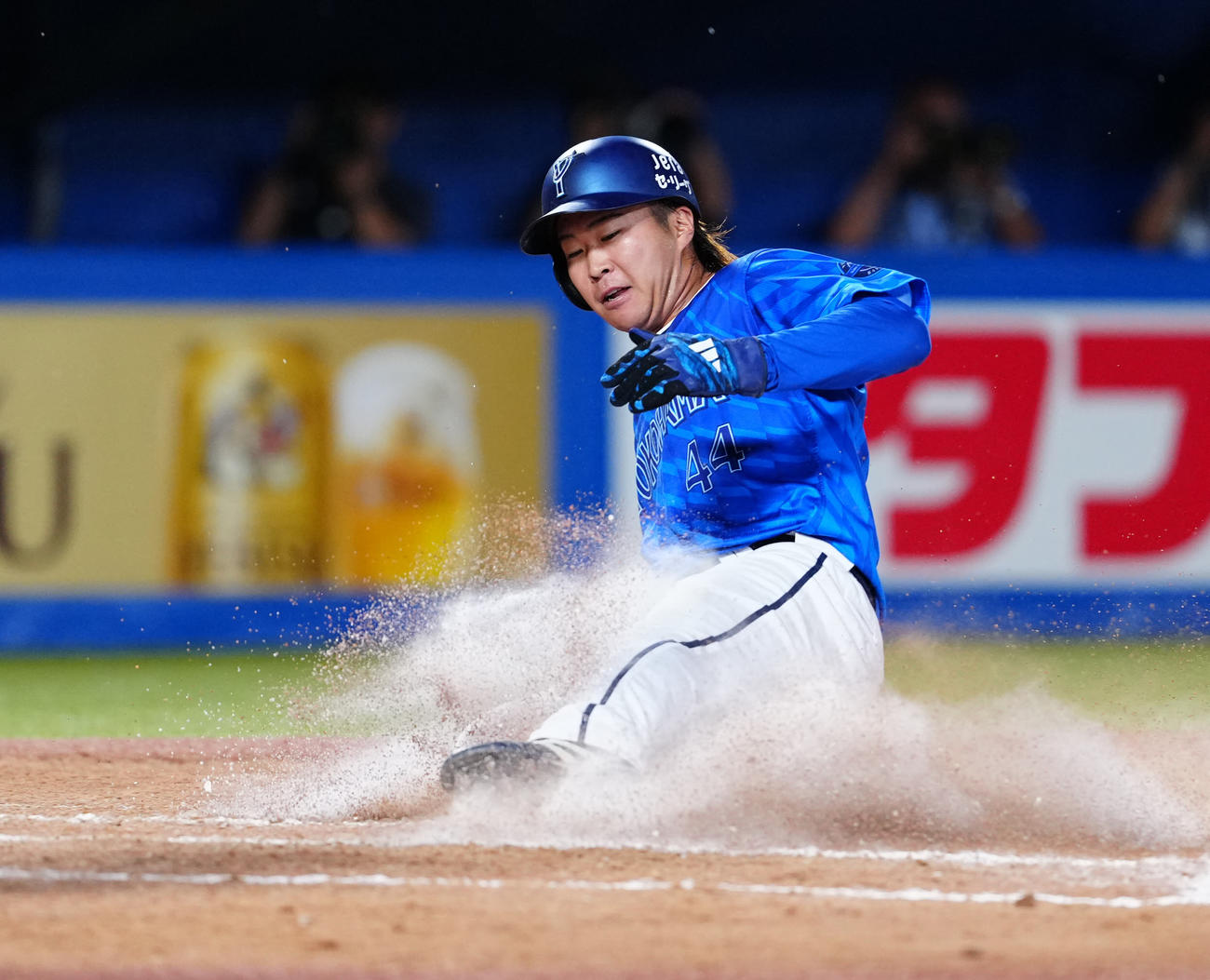 ヤクルト対DeNA 8回表DeNA無死一、二塁、蝦名の適時打で生還する石上（撮影・江口和貴）