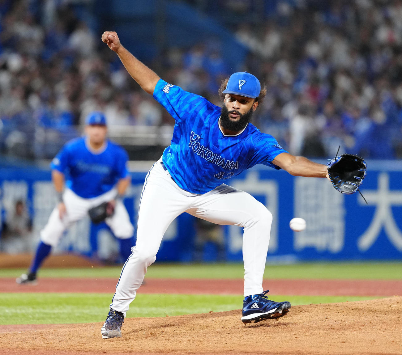 ヤクルト対DeNA 6回裏ヤクルト無死、太田が放った中前打の打球に反応するジャクソン（撮影・江口和貴）