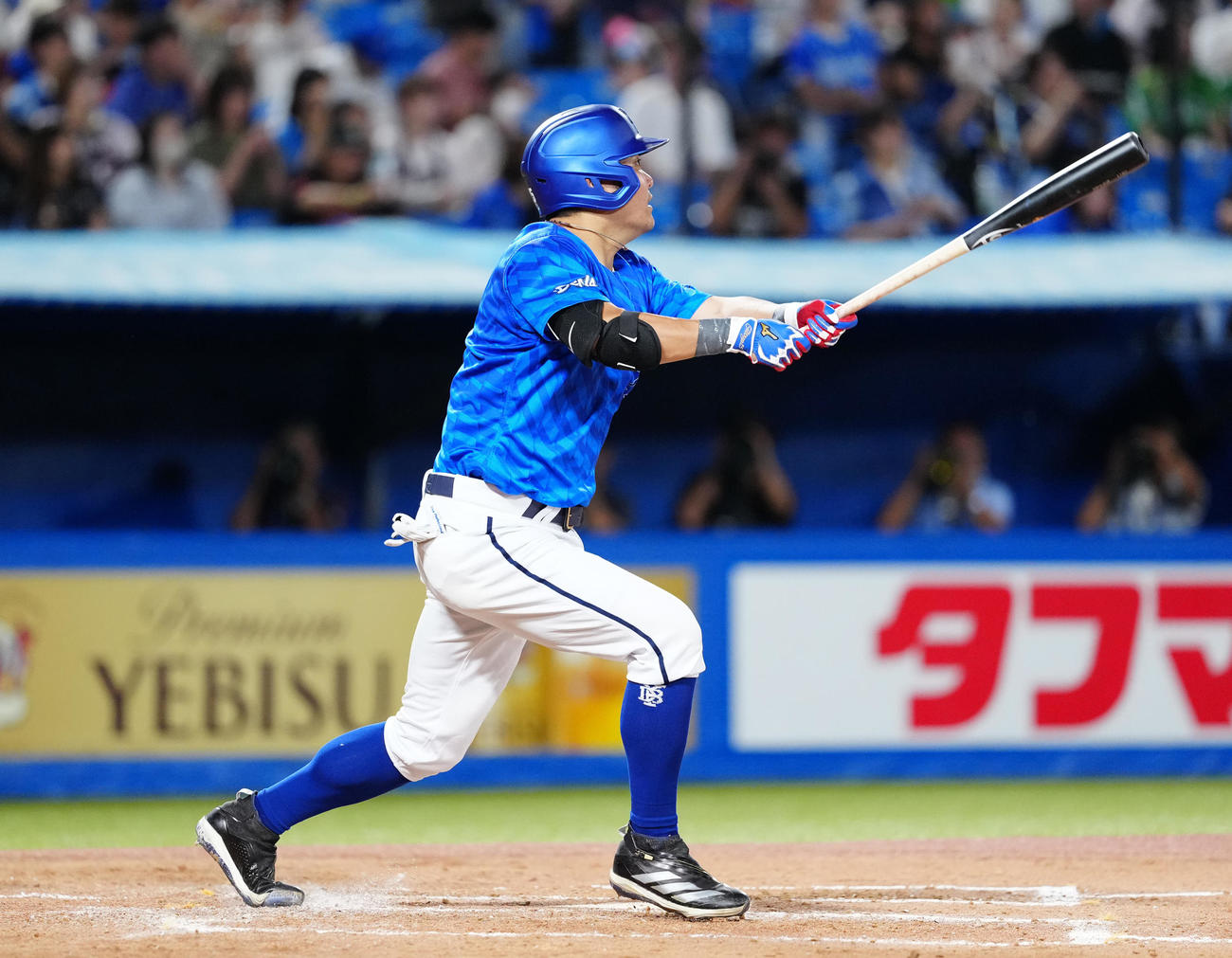 ヤクルト対DeNA 3回表DeNA無死、二塁打を放つ筒香（撮影・江口和貴）