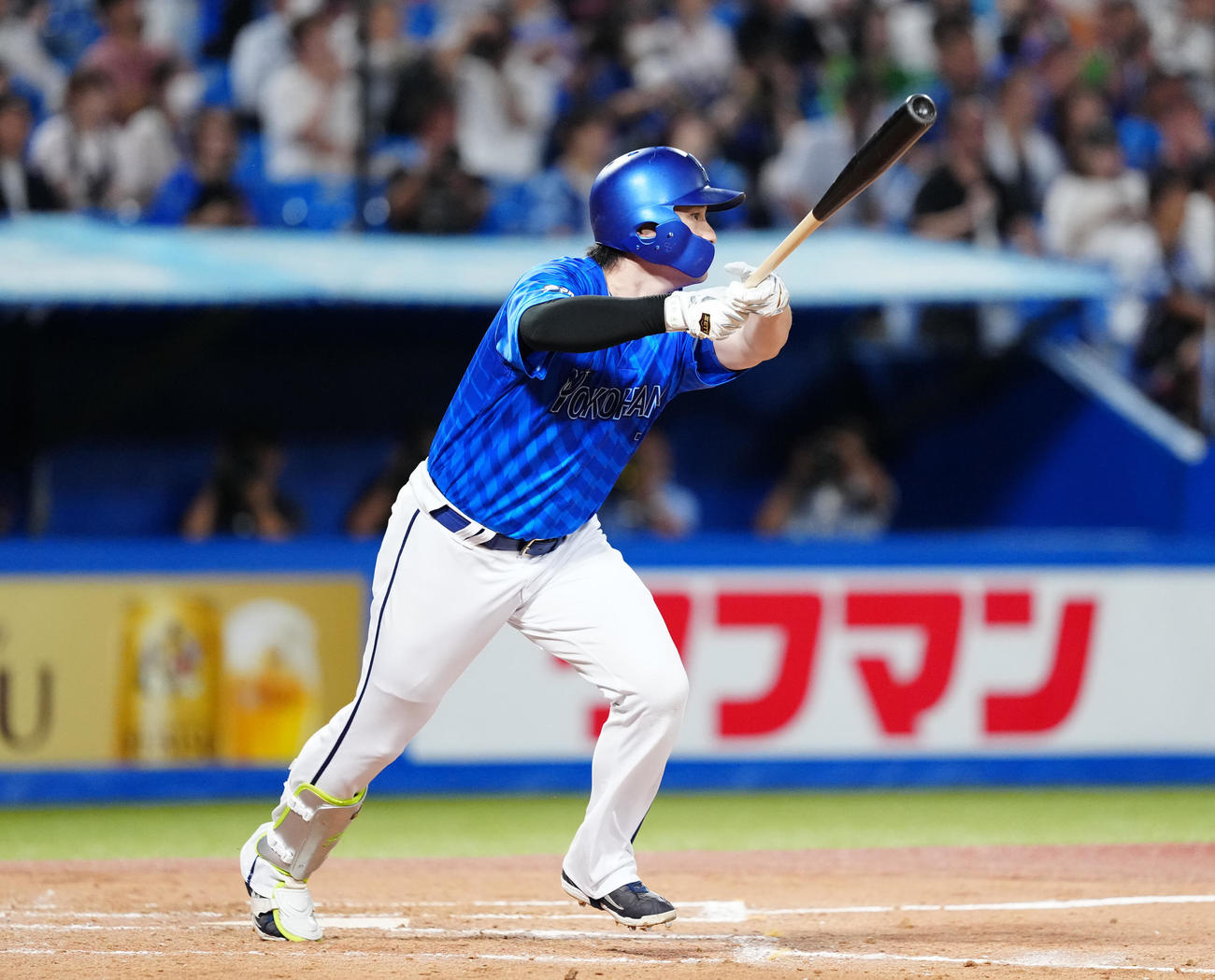 ヤクルト対DeNA 3回表DeNA無死一、三塁、適時二塁打を放つ佐野（撮影・江口和貴）