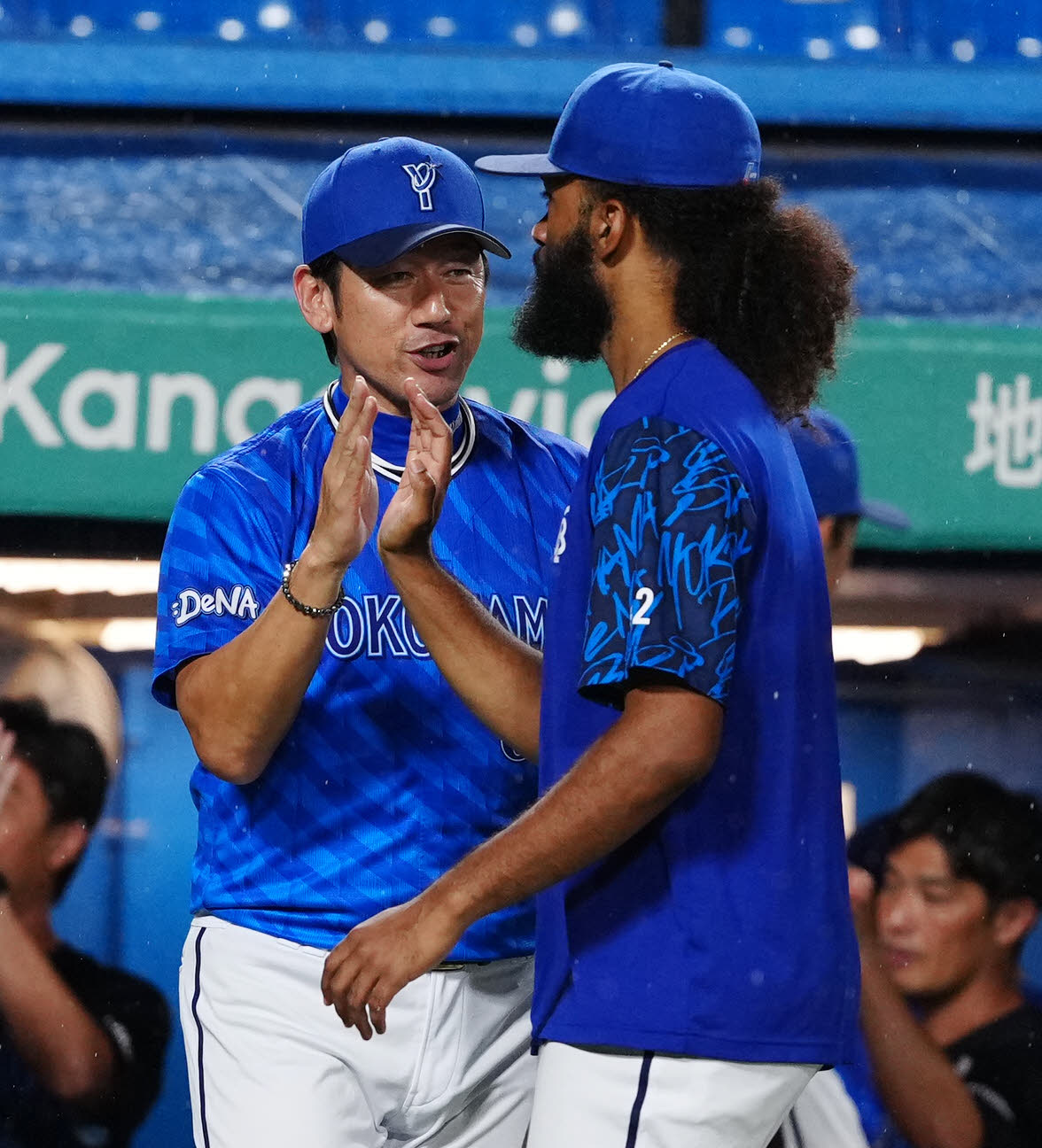 ヤクルト対DeNA　試合後、DeNAジャクソン（右）とタッチを交わす三浦監督（撮影・江口和貴）