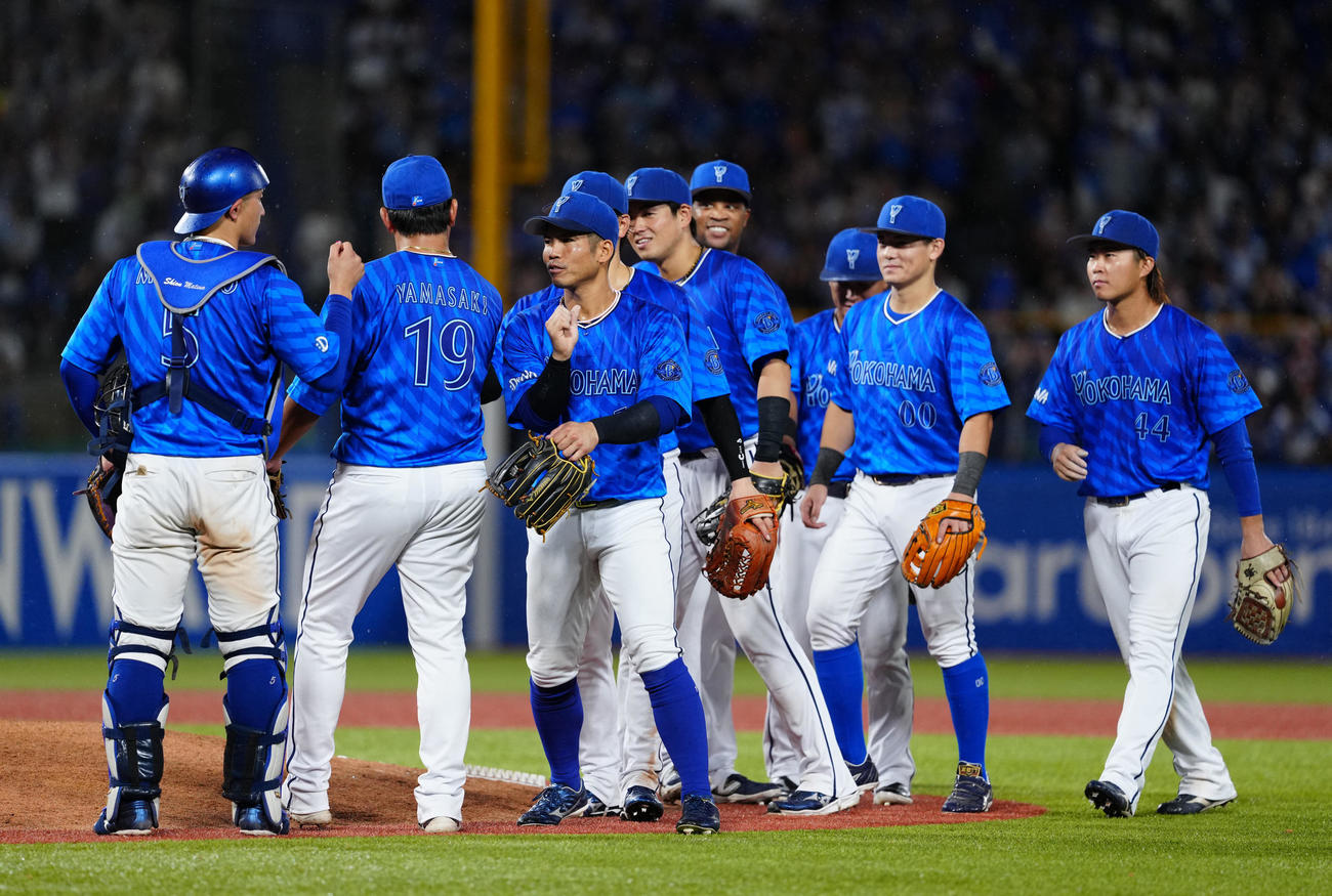 ヤクルト対DeNA　試合後、勝利のタッチを交わすDeNAの選手たち（撮影・江口和貴）