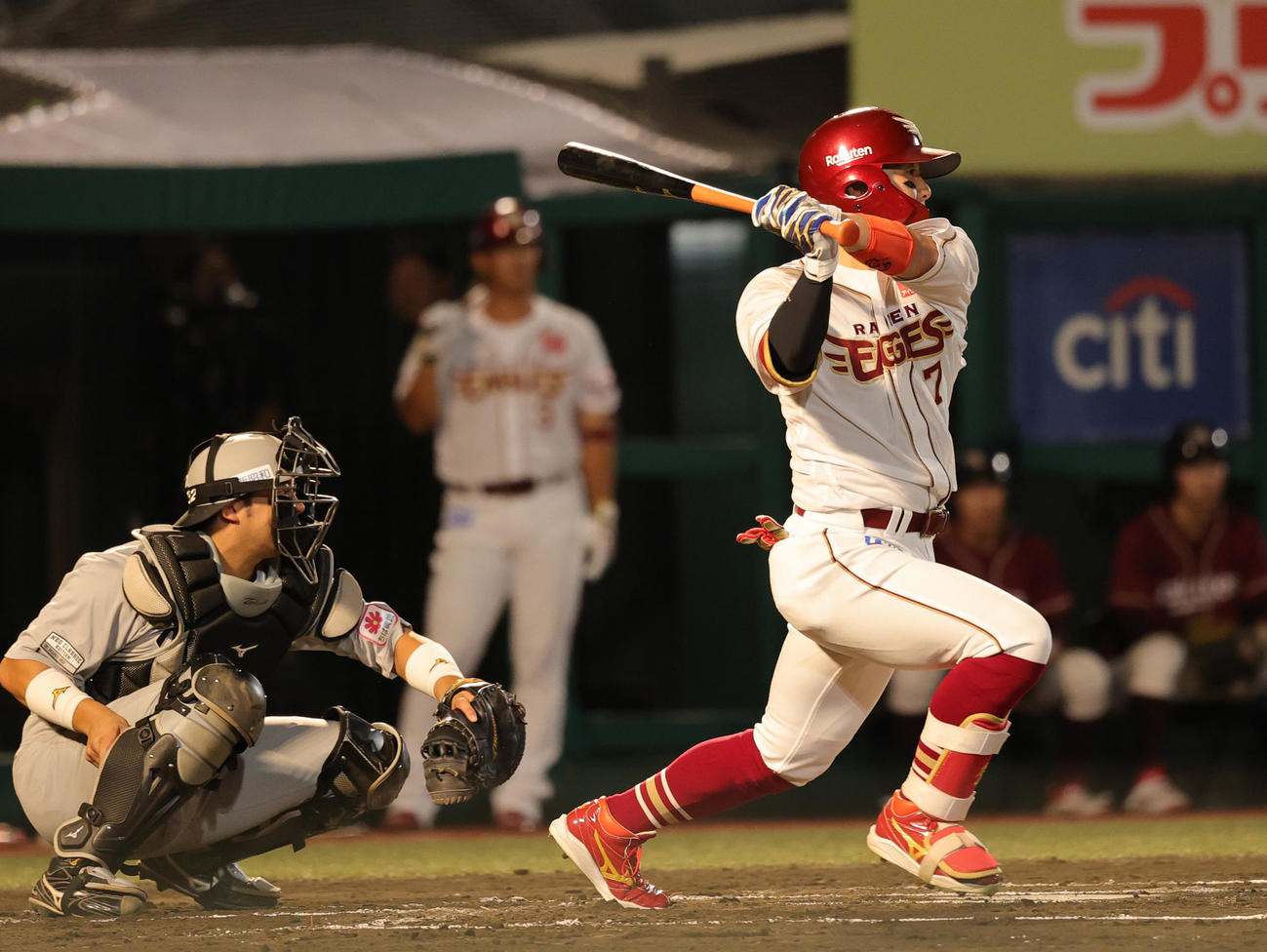 楽天対ロッテ　1回裏楽天2死一、二塁、先制投適時内野安打を放つ鈴木大（撮影・野上伸悟）