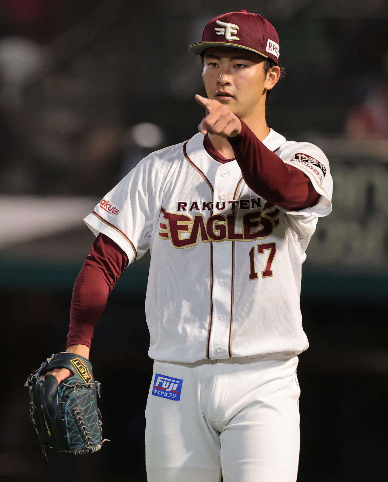 楽天対ロッテ　2回表を抑え野手を指さす楽天先発の古謝（撮影・野上伸悟）