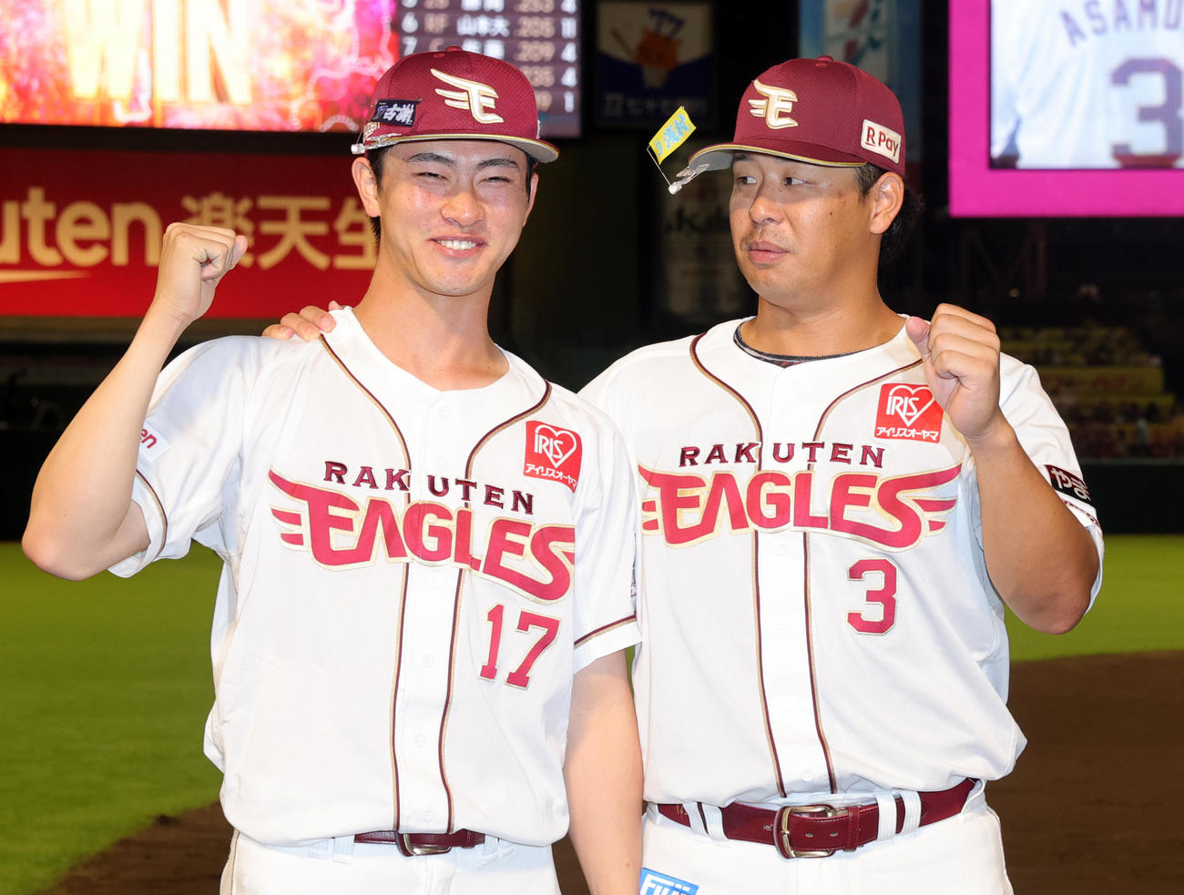 楽天対ロッテ　ヒーローインタビューを終えガッツポーズの楽天古謝（左）と浅村（撮影・野上伸悟）
