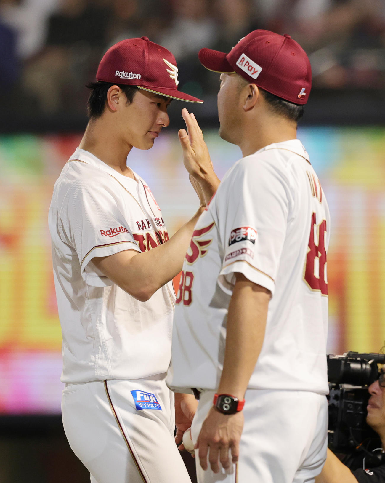 楽天対ロッテ　6勝目を挙げ三木監督（右）に迎えられる楽天古謝（撮影・野上伸悟）