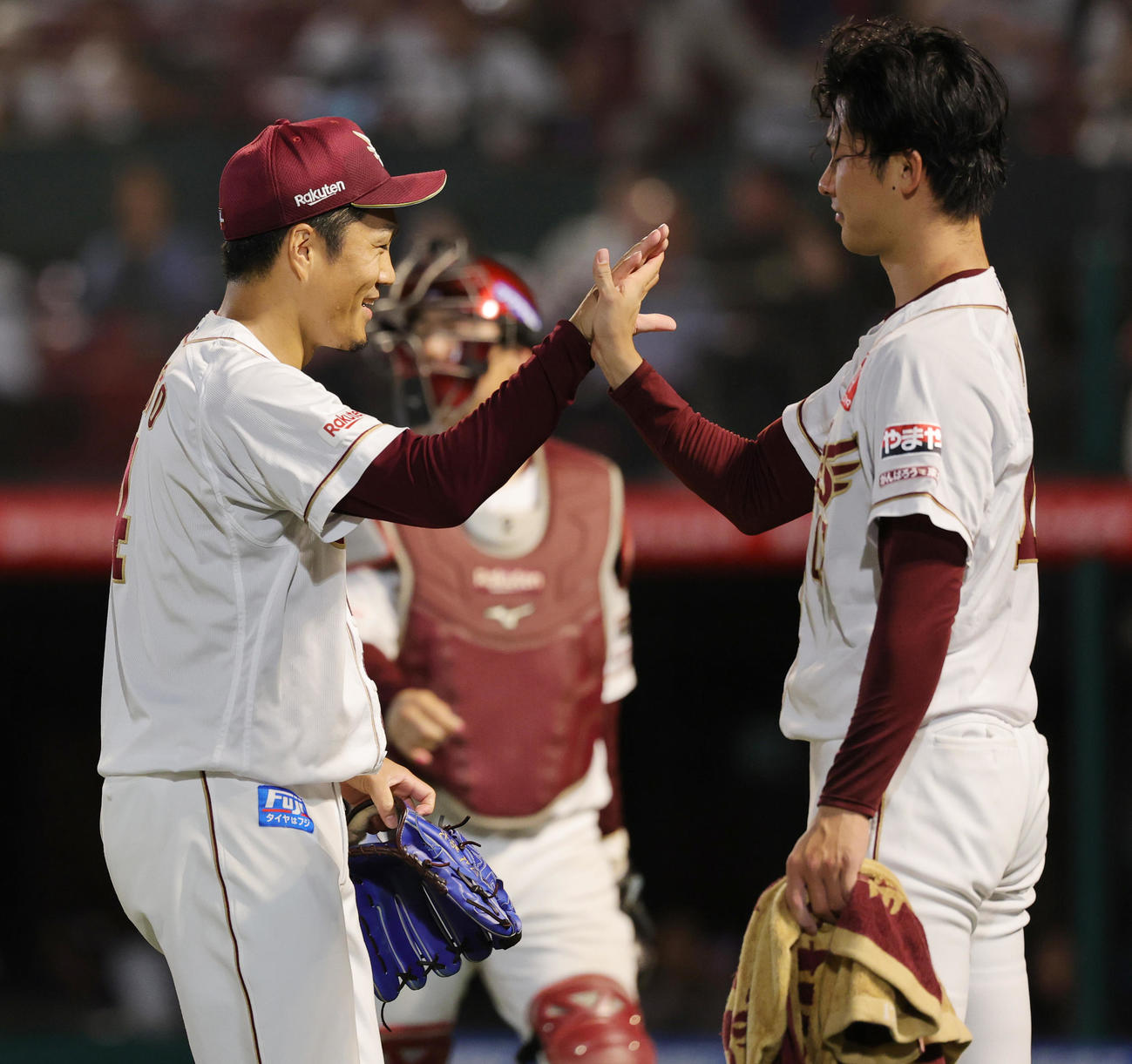 楽天対ロッテ　7回表ロッテ2死二、三塁、岡を遊ゴロに仕留め、先発の古謝（右）とハイタッチする則本（撮影・野上伸悟）