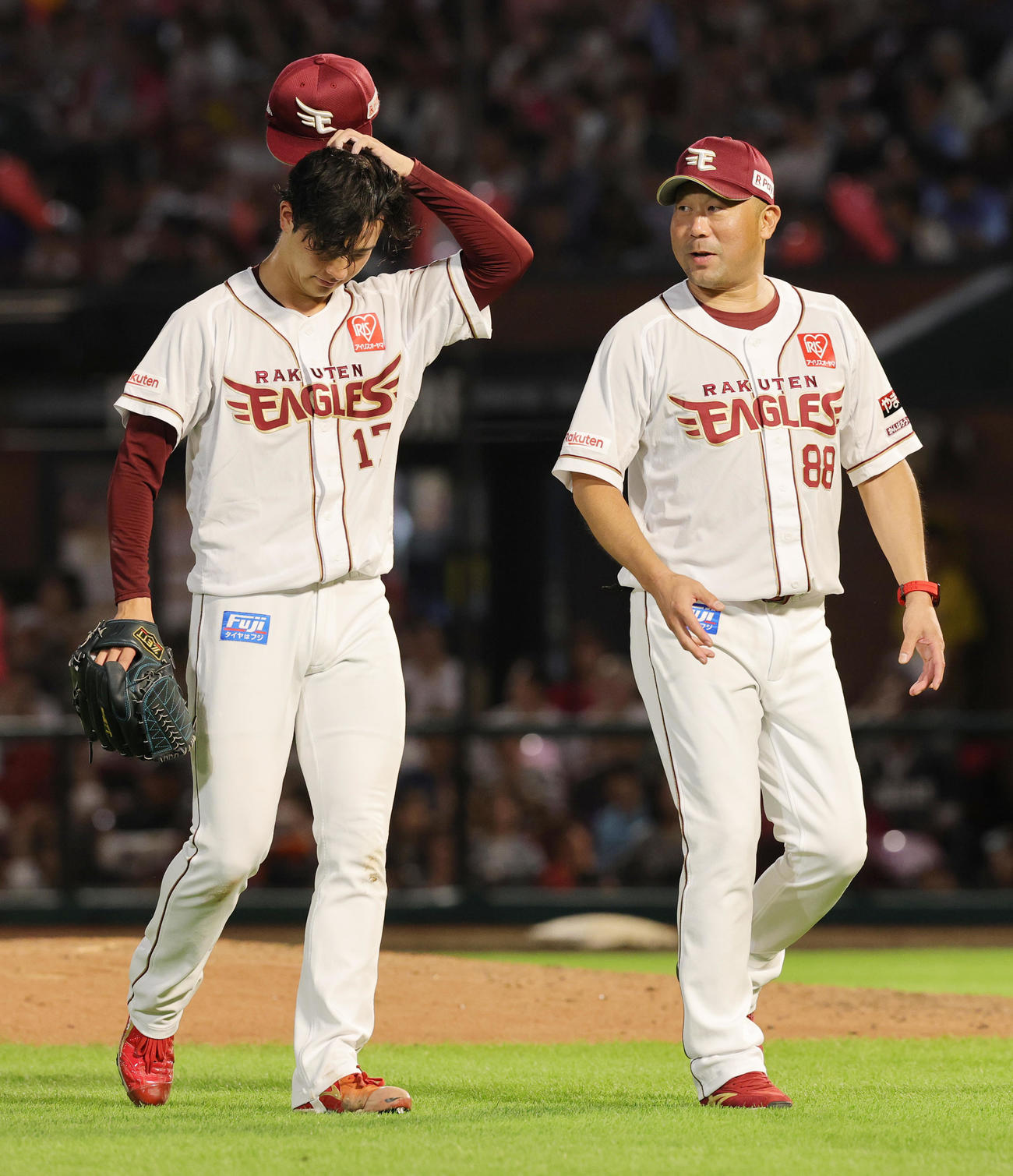 楽天対ロッテ　7回表ロッテ2死二、三塁、降板する楽天古謝。右は三木監督（撮影・野上伸悟）