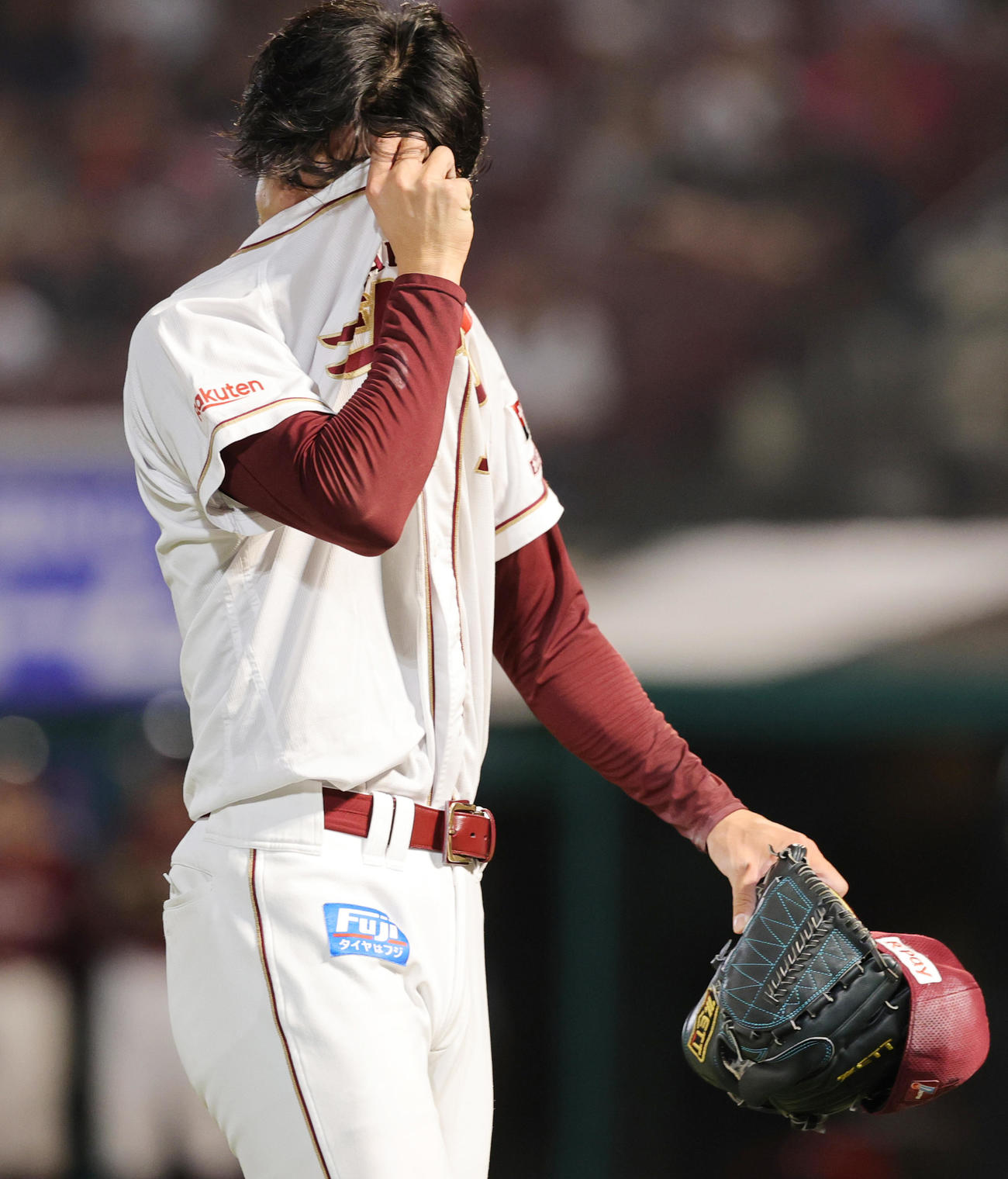 楽天対ロッテ　7回表ロッテ2死二、三塁、降板する楽天古謝（撮影・野上伸悟）