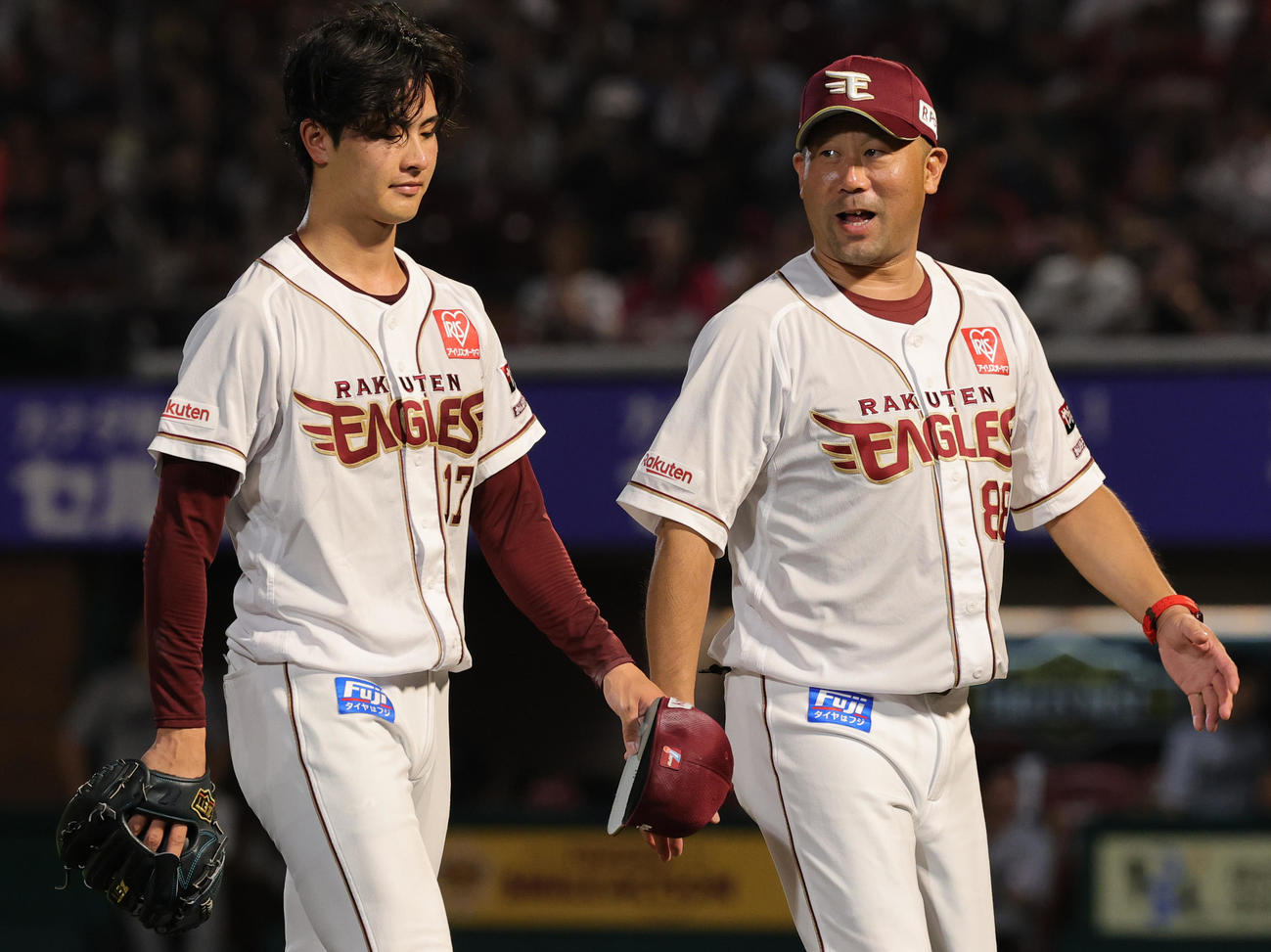 楽天対ロッテ　7回表ロッテ2死二、三塁、降板する楽天古謝。右は三木監督（撮影・野上伸悟）