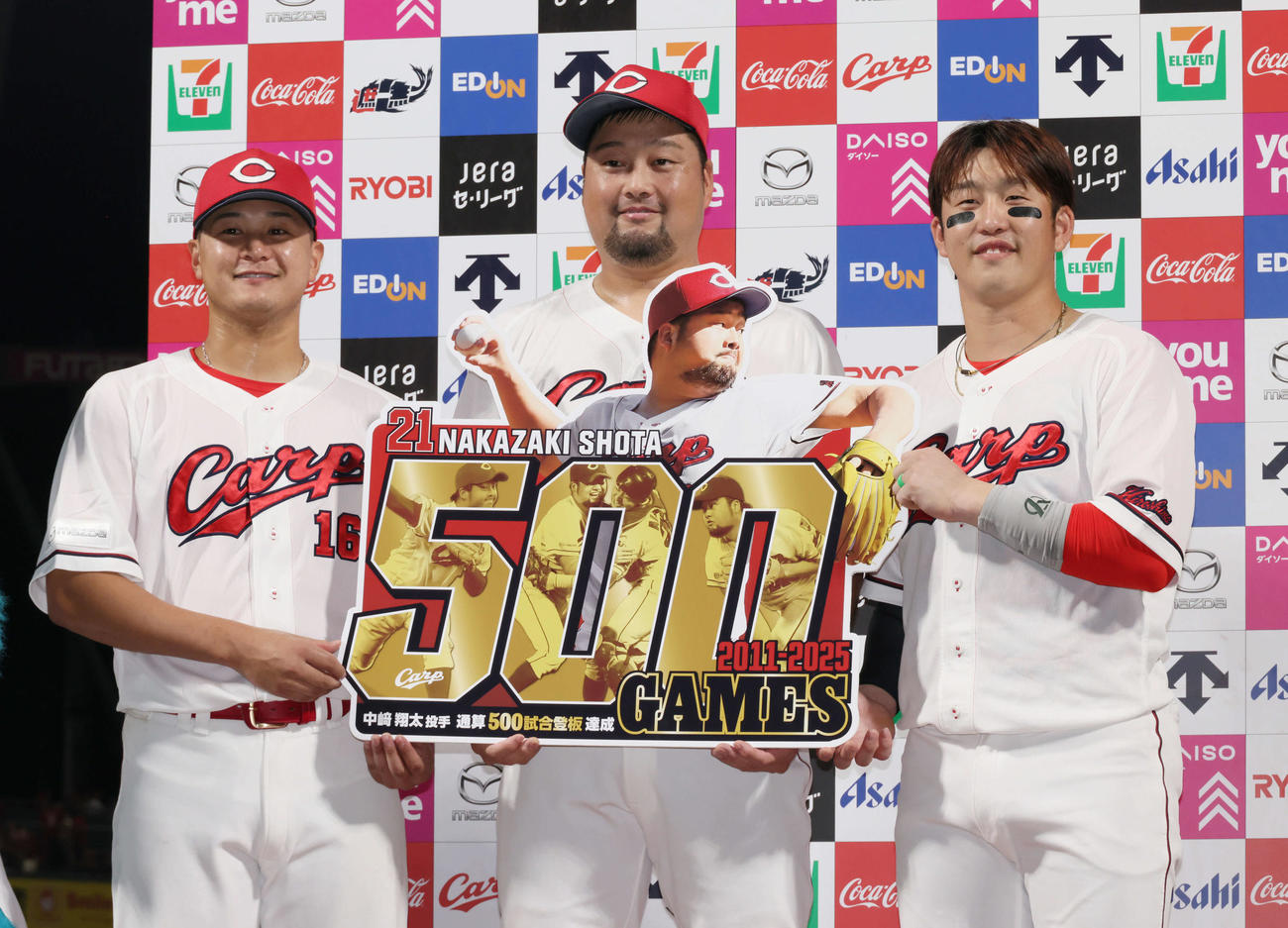 広島対中日　お立ち台でポーズを決める左から森、中崎、小園（撮影・加藤孝規）