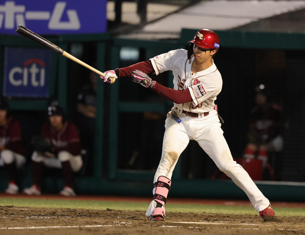 楽天対ロッテ　8回裏楽天2死二塁、右前適時打を放つ武藤（撮影・野上伸悟）