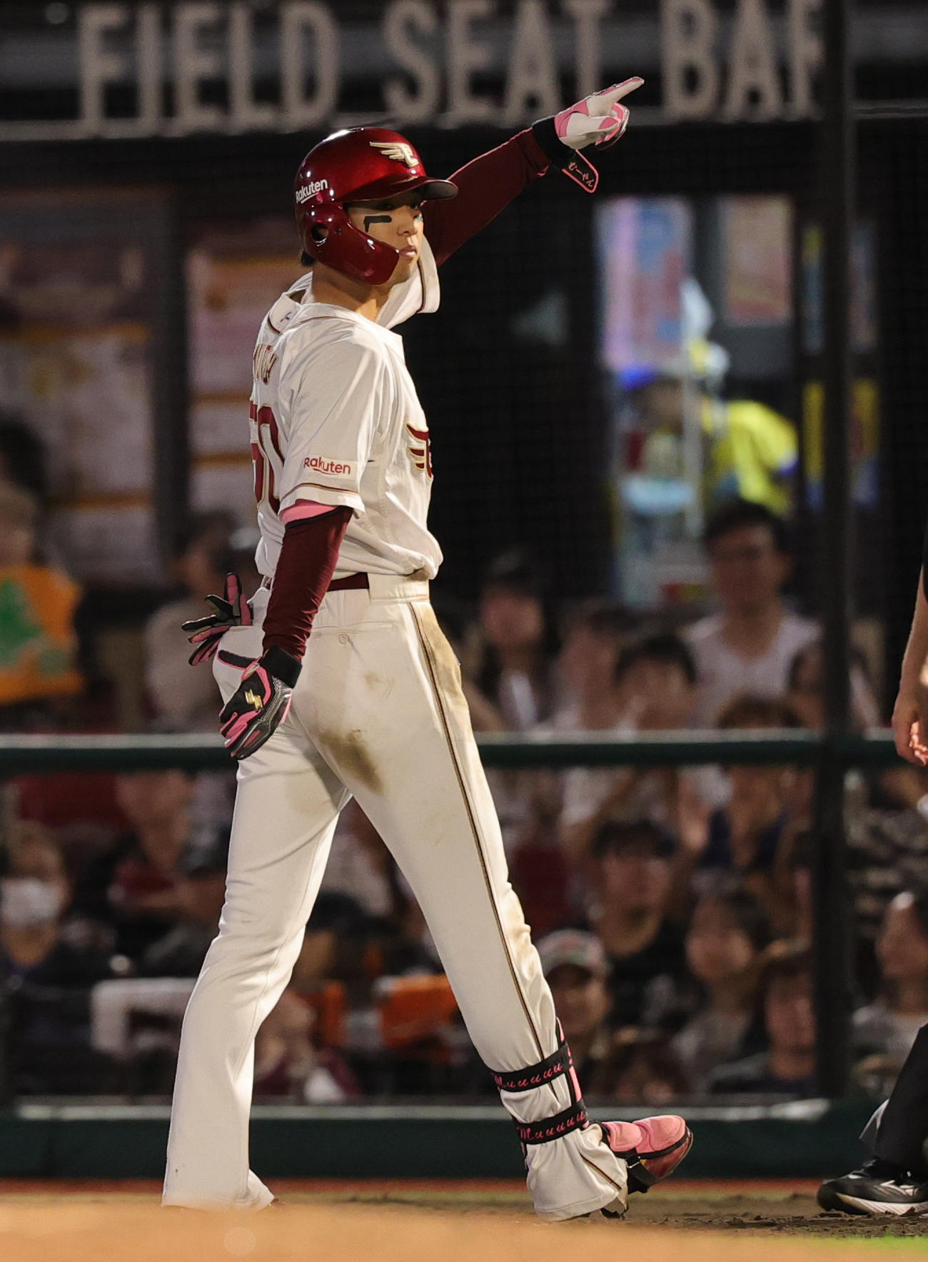 楽天対ロッテ　8回裏楽天2死二塁、右前適時打を放ち喜ぶ武藤（撮影・野上伸悟）