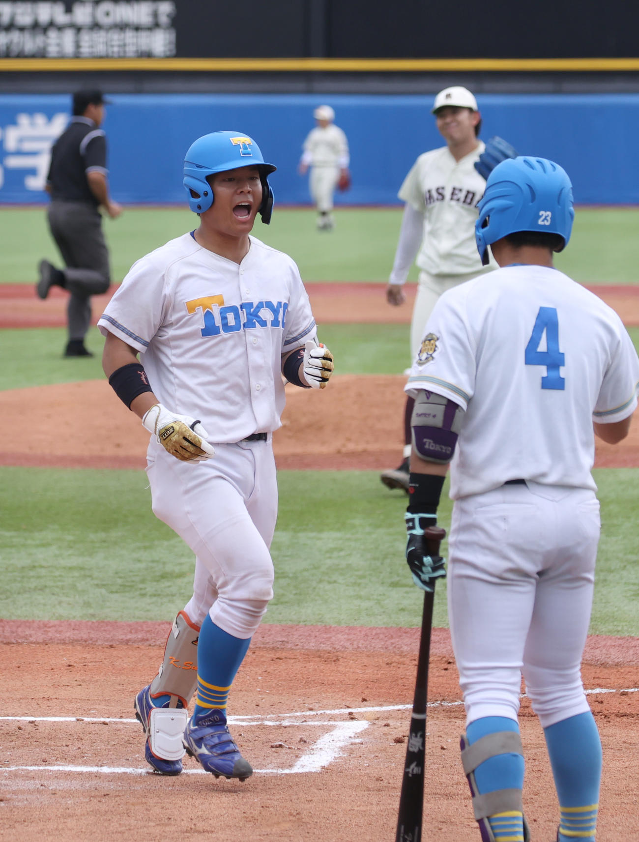 東大対早大　1回表東大1死一塁、杉浦は左越えに本塁打を放ち生還する。後方は早大・伊藤樹（撮影・柴田隆二）　　