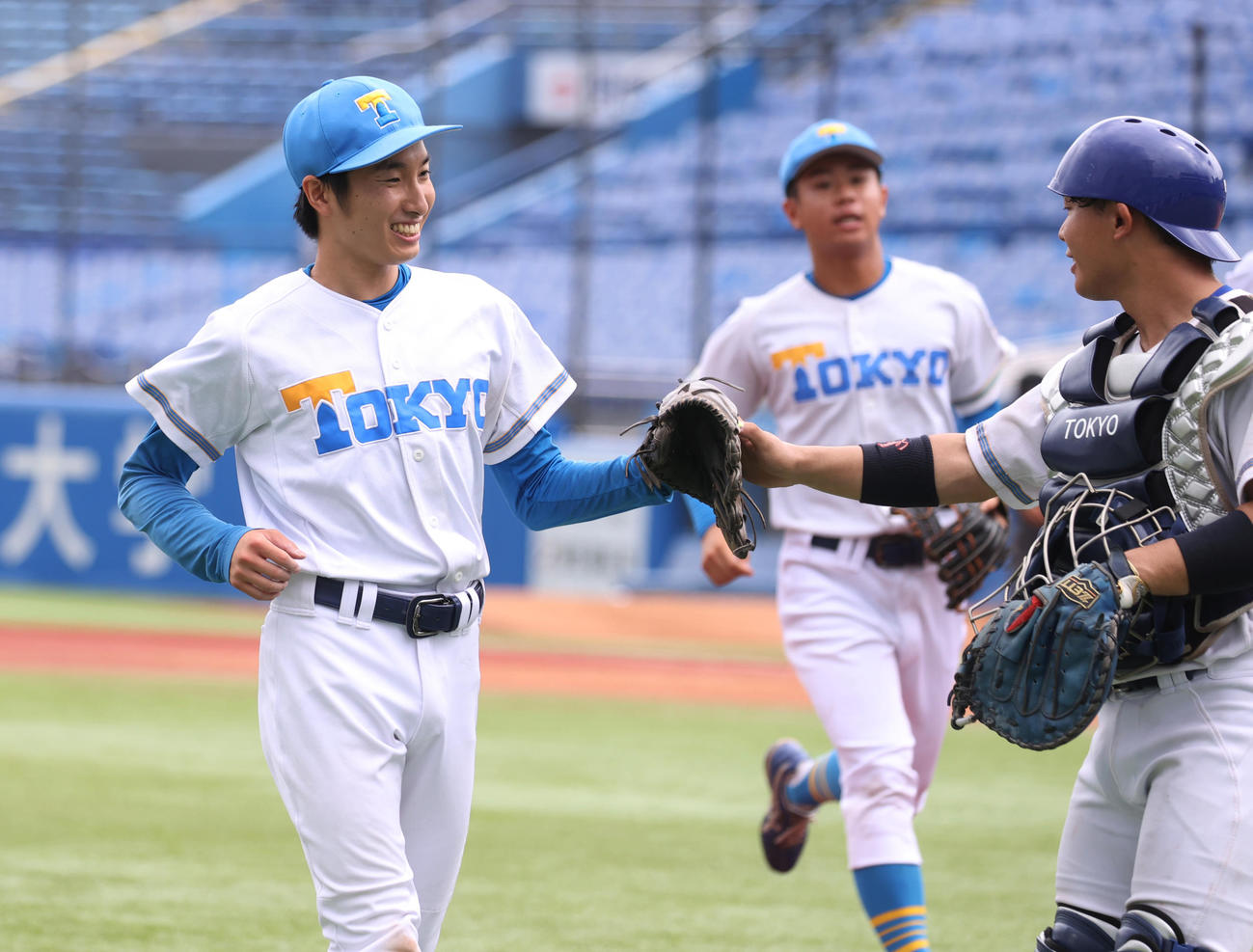 東大対早大　1回を終えてベンチに戻る東大・渡辺（左）は杉浦捕手とタッチする（撮影・柴田隆二）　　