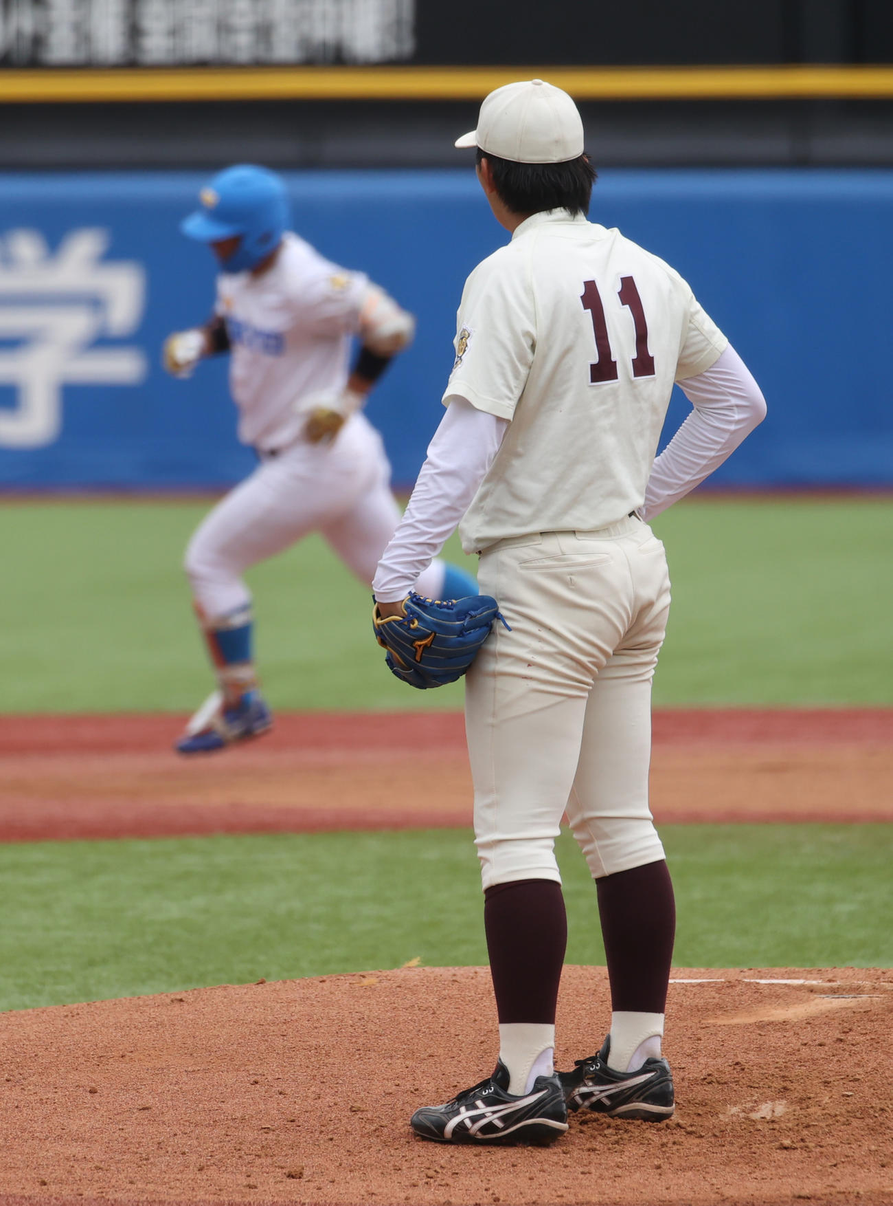 東大対早大　1回表東大1死一塁、杉浦に左越えに本塁打を浴びた早大・伊藤樹（撮影・柴田隆二）　　