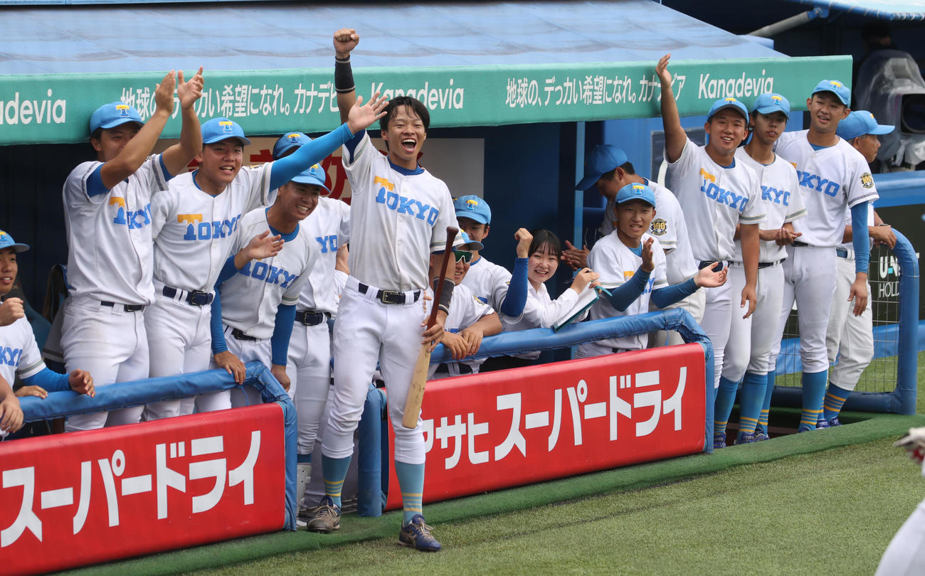 東大対早大　1回表東大1死一塁、杉浦の左越え本塁打に喜ぶ東大ナイン（撮影・柴田隆二）　　