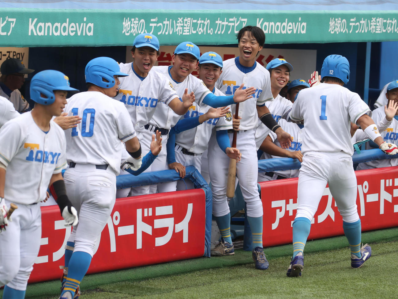 東大対早大　1回表東大1死一塁、杉浦（左から2人目）は左越えに本塁打を放ち生還しナインの出迎えを受ける（撮影・柴田隆二）　　
