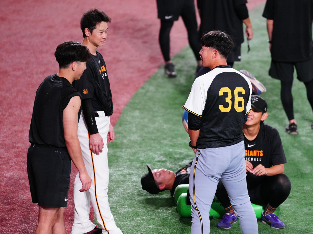 巨人対阪神　試合前練習で巨人大勢（左）、中川（左から2人目）らと談笑する阪神畠（右手前）（撮影・鈴木みどり）