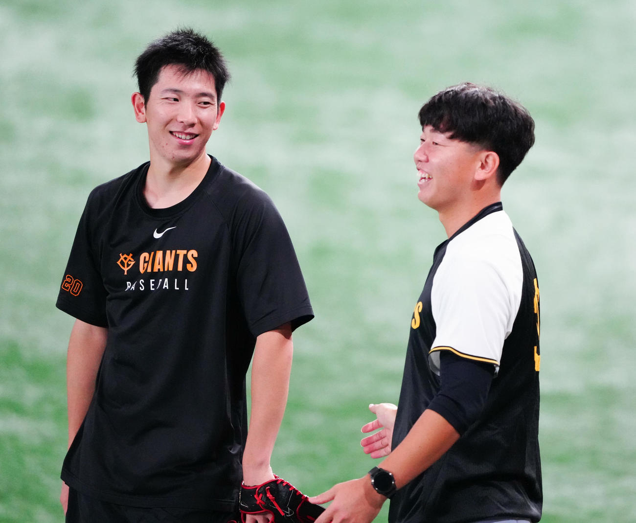 巨人対阪神　試合前練習で談笑する巨人戸郷（左）と阪神畠（撮影・鈴木みどり）