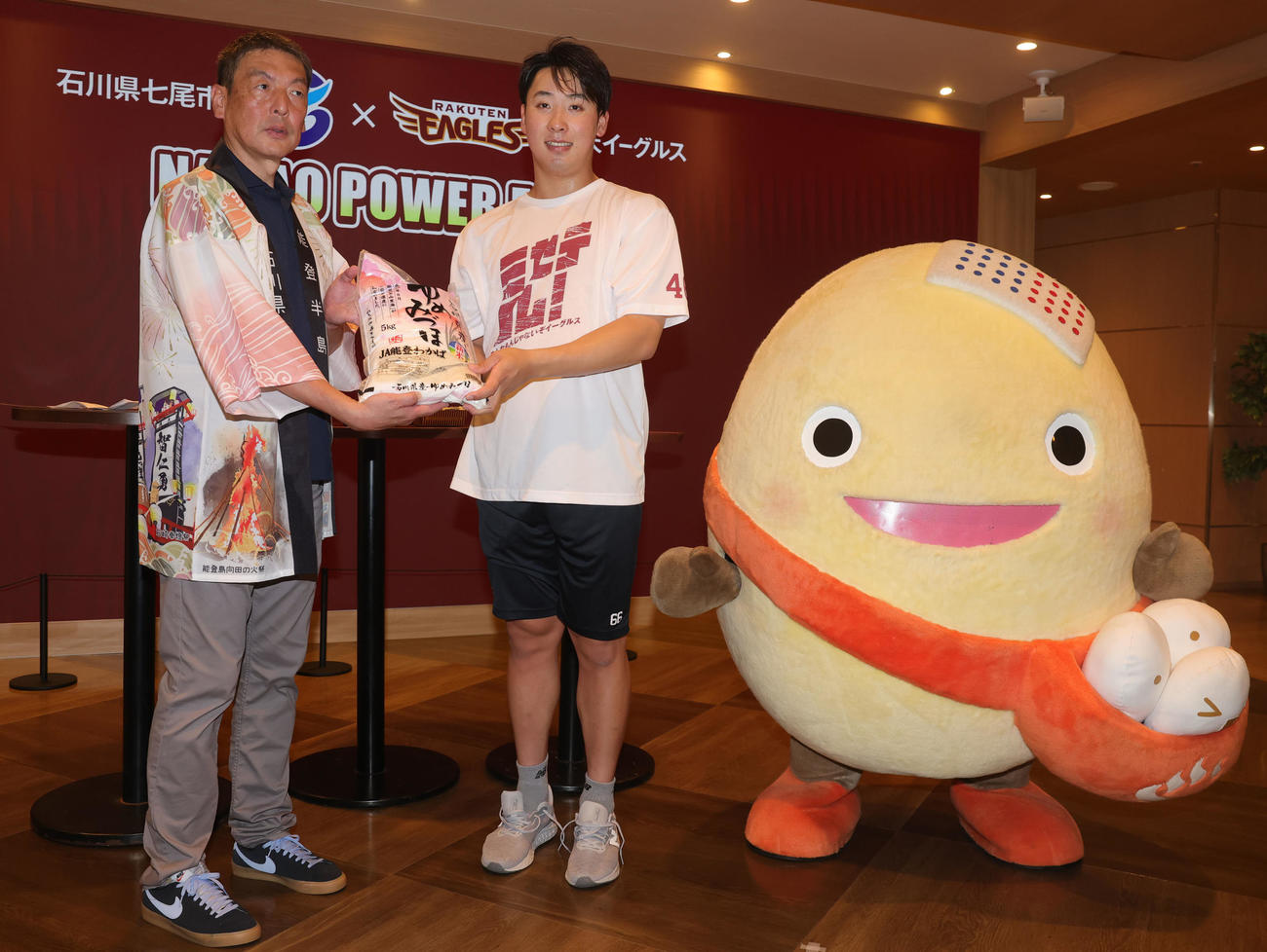 石川県七尾市の食材を使用した「NANAO POWER FOOD」の販売会見に登場し、七尾市の中村産業部長（左）、和倉温泉のキャラクターわくたまくん（右）と記念撮影する楽天藤平（撮影・野上伸悟）