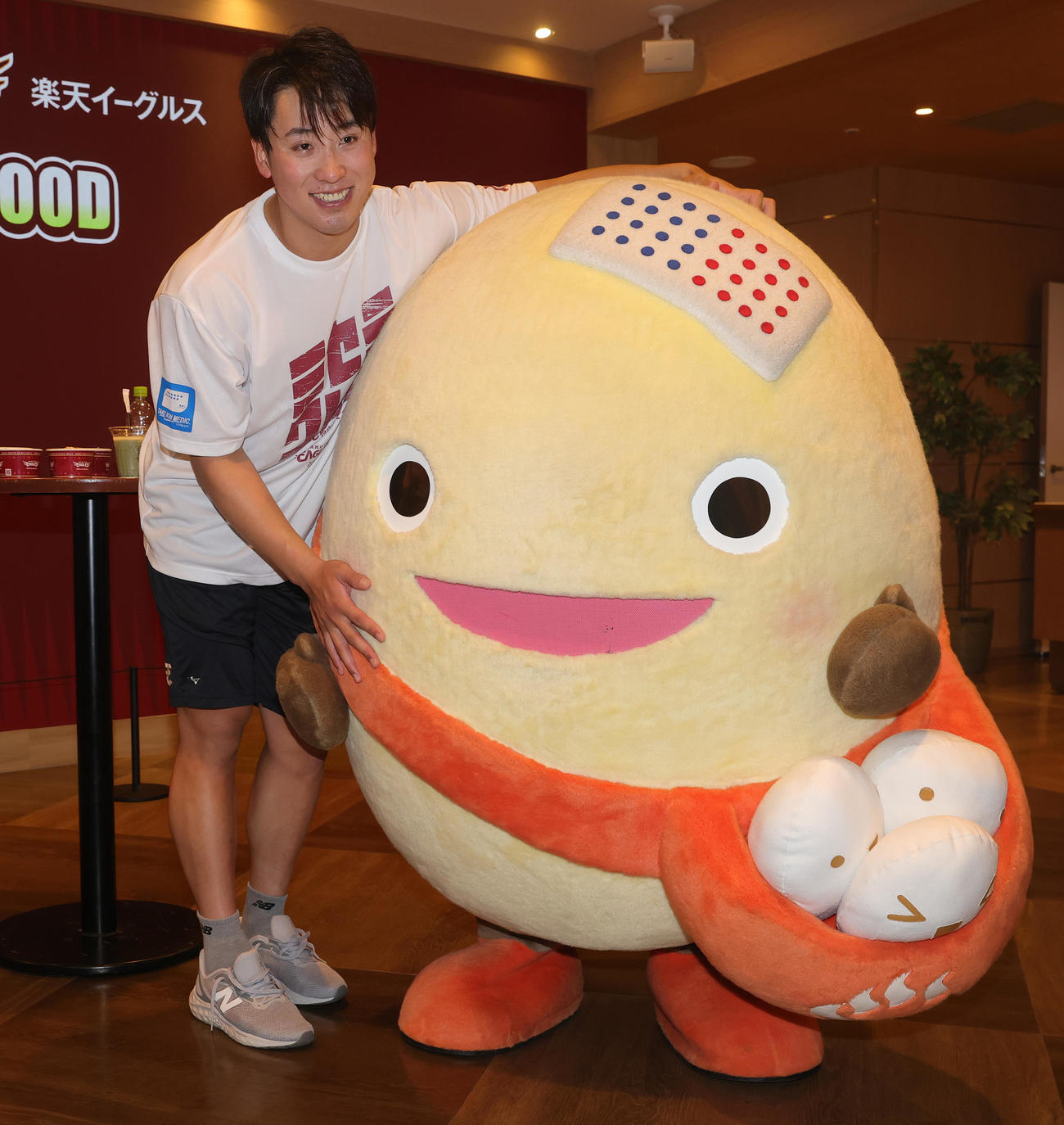 石川県七尾市の食材を使用した「NANAO POWER FOOD」の販売会見で、和倉温泉のキャラクターわくたまくん（右）と記念撮影する楽天藤平（撮影・野上伸悟）