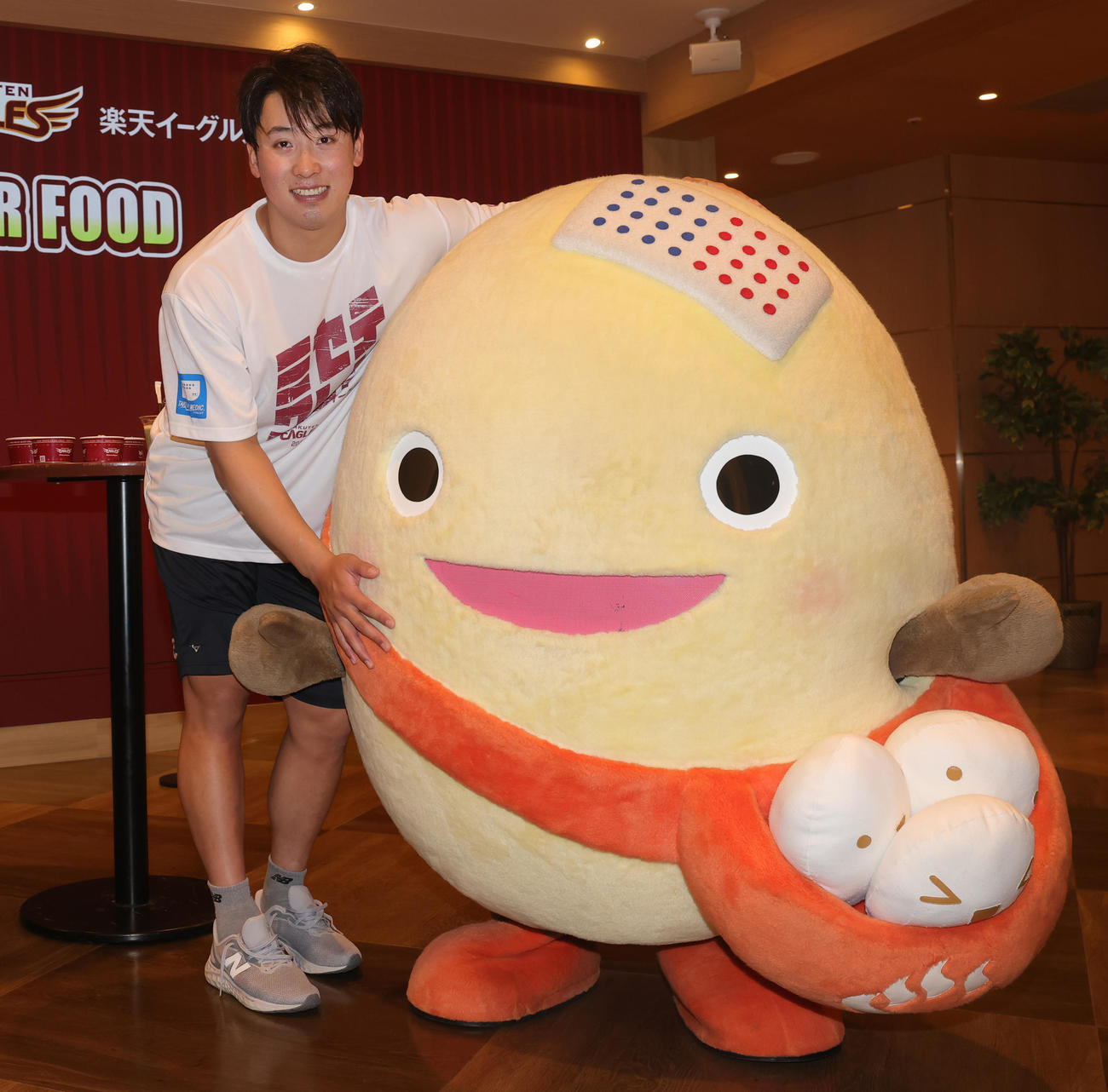 石川県七尾市の食材を使用した「NANAO POWER FOOD」の販売会見で、和倉温泉のキャラクターわくたまくん（右）と記念撮影する楽天藤平（撮影・野上伸悟）