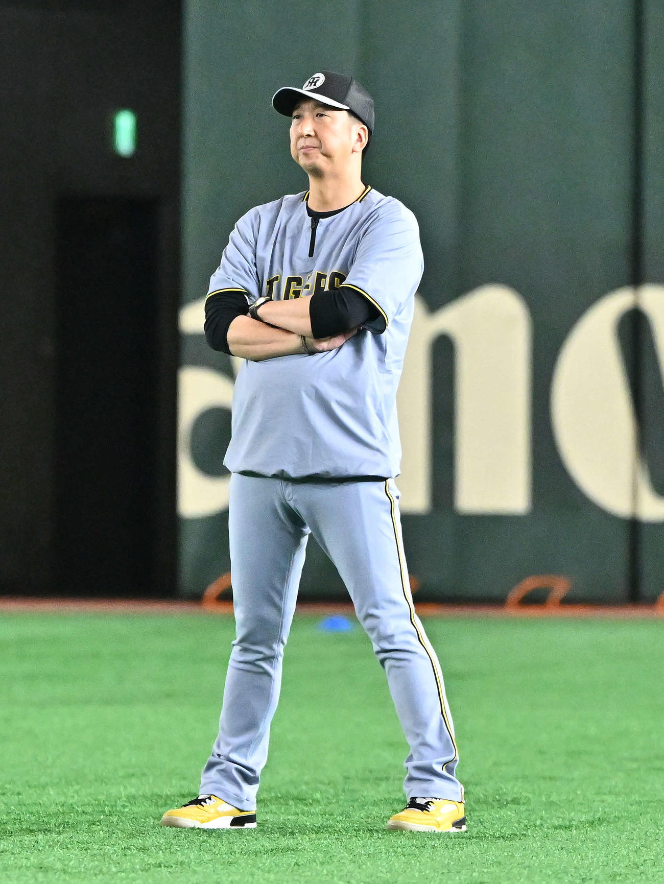 巨人対阪神　試合前練習を見守る阪神藤川監督（撮影・滝沢徹郎）