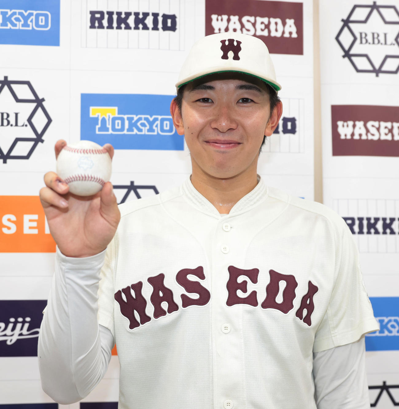東大対早大　開幕戦で勝利し20勝を挙げた早大・伊藤樹はウイニングボールを持つ（撮影・柴田隆二）　　