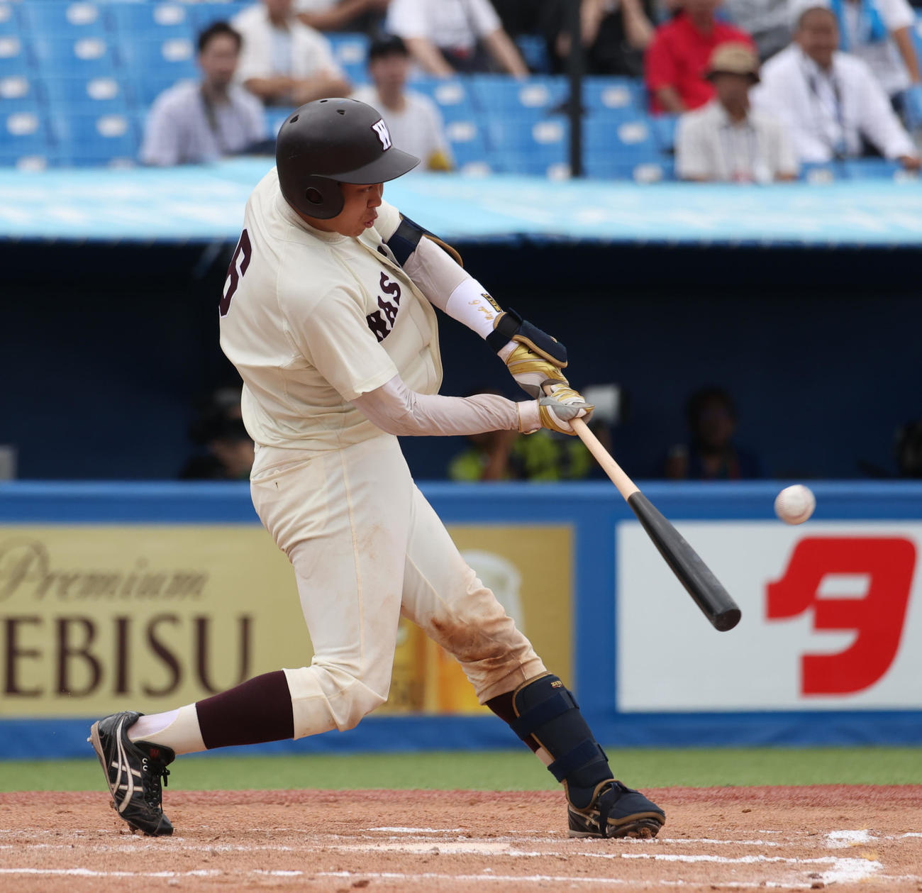 東大対早大　8回裏早大2死三塁、吉田瑞は左越えに本塁打を放つ（撮影・柴田隆二）　　