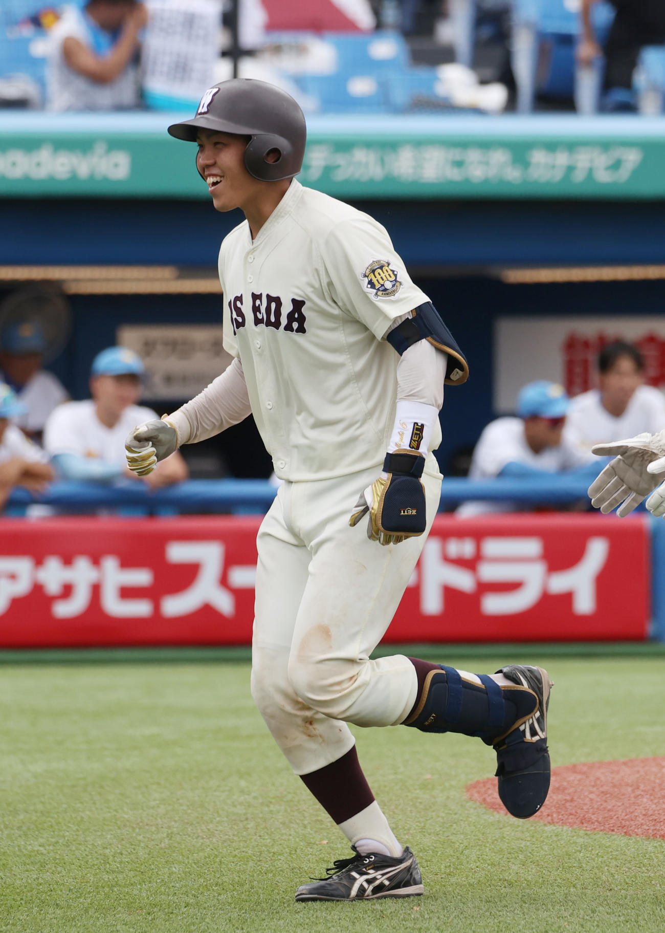 東大対早大　8回裏早大2死三塁、吉田瑞は左越えに本塁打を放ち生還する（撮影・柴田隆二）　　