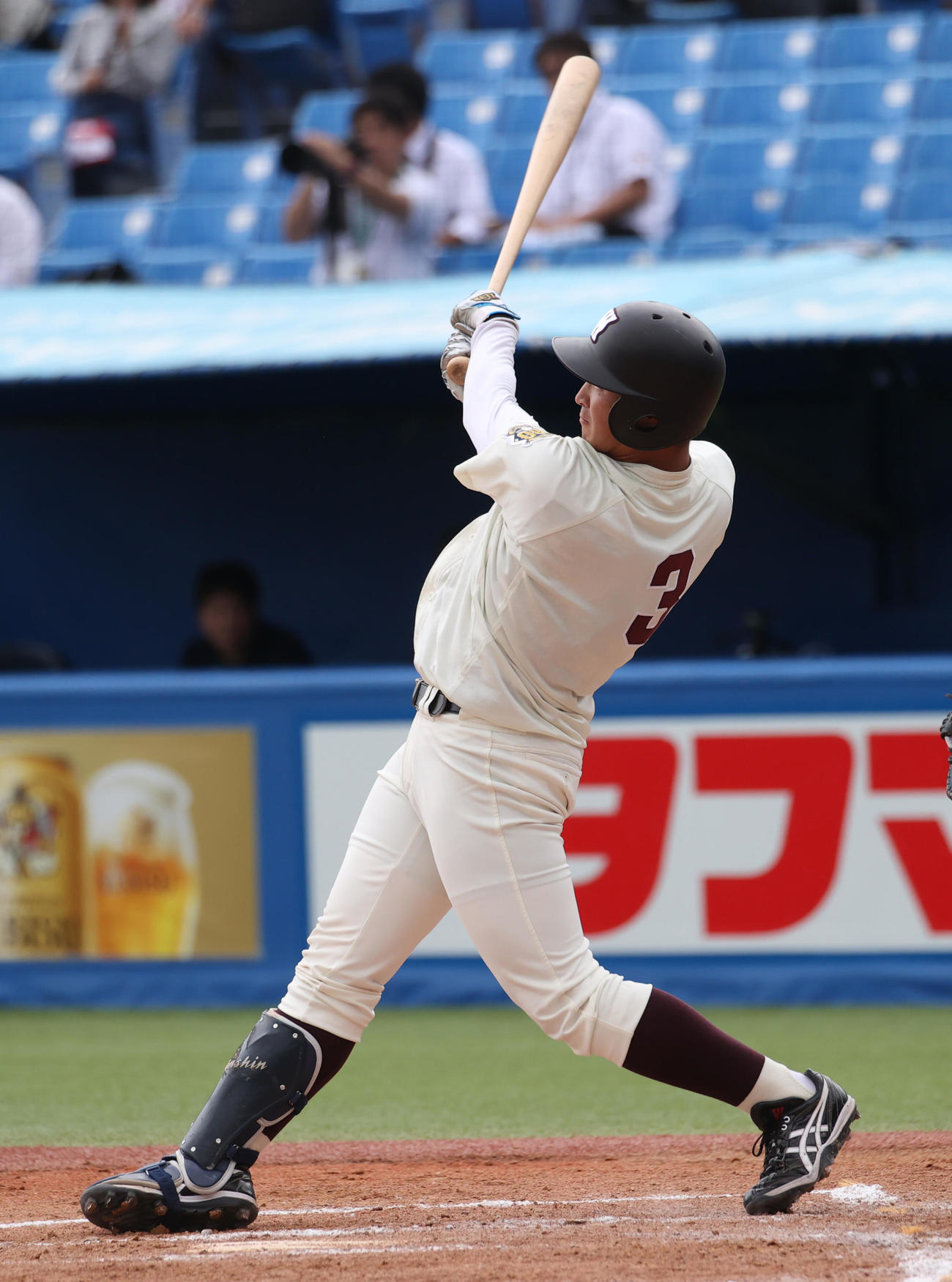 東大対早大　2回裏早大無死、前田健は右越えに本塁打を放つ（撮影・柴田隆二）　　