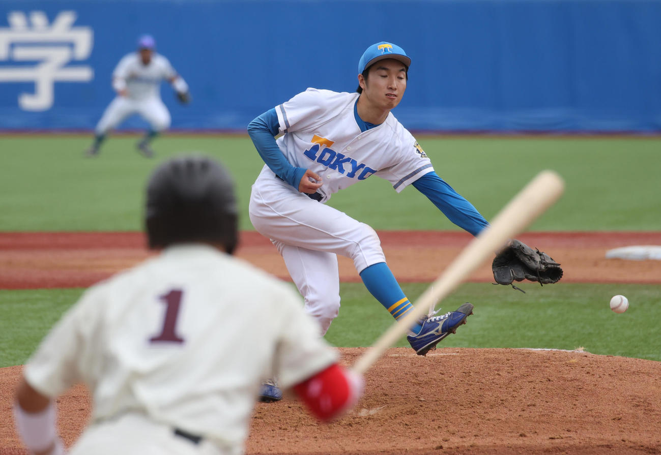 東大対早大　1回裏早大無死、尾瀬の中前安打の打球にグラブを出す東大・渡辺（撮影・柴田隆二）　　