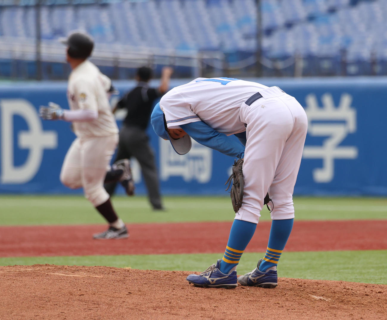 東大対早大　2回裏早大無死、前田健に右越えに本塁打を浴びた東大・渡辺（撮影・柴田隆二）　　