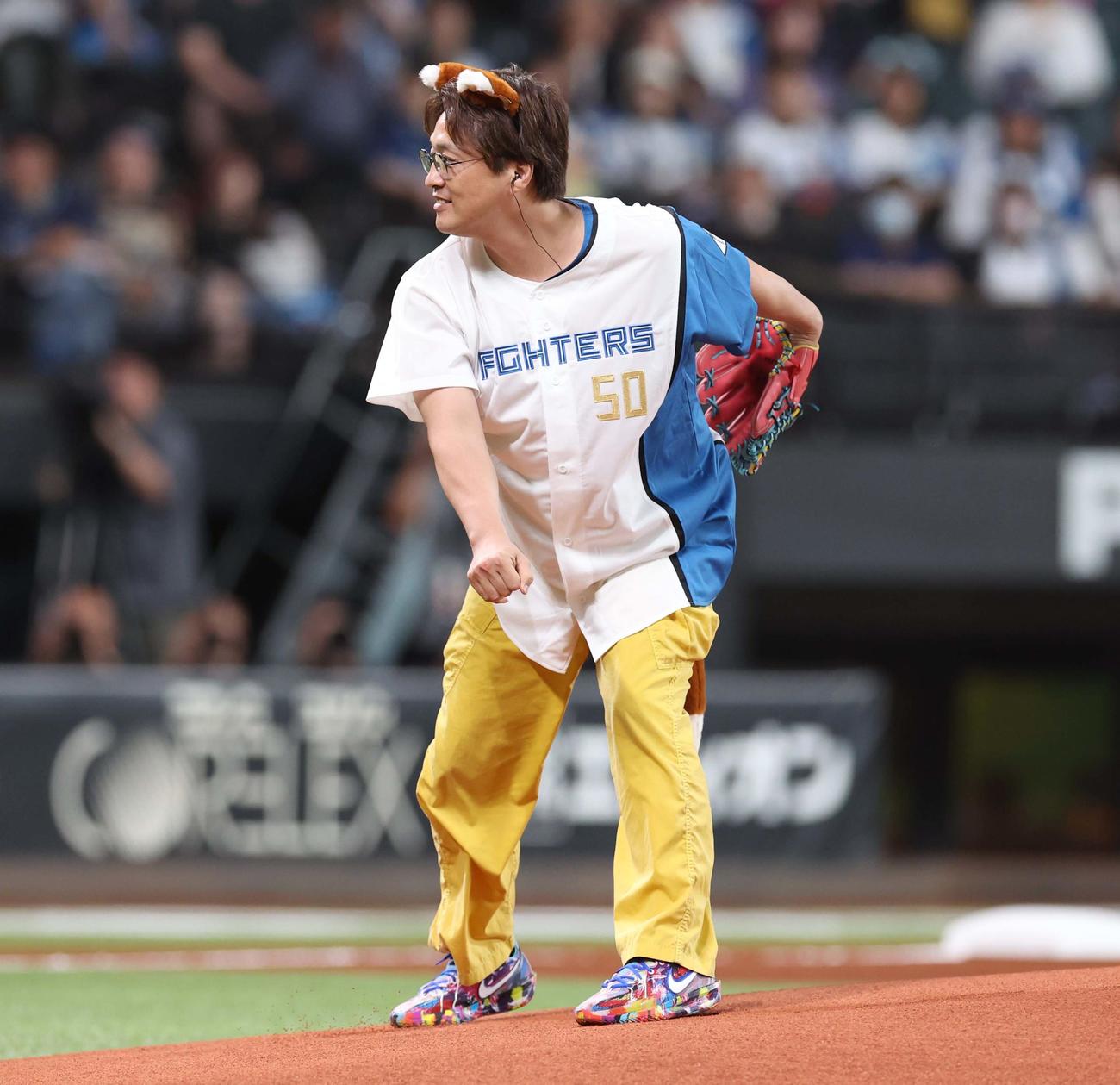 日本ハム対西武　ファーストピッチセレモニーで投球する純烈の酒井（撮影・黒川智章）