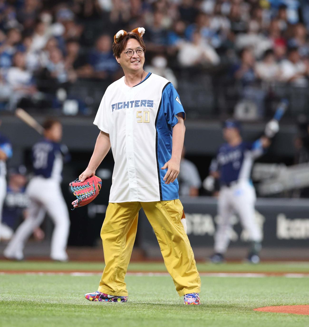 日本ハム対西武　ファーストピッチセレモニーで投球する純烈の酒井（撮影・黒川智章）