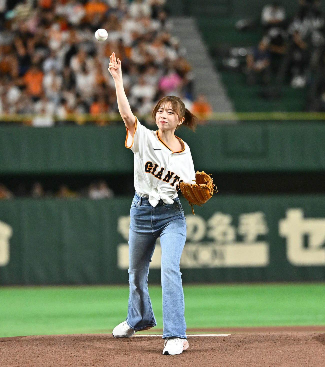 巨人対阪神　始球式で投球する桜田ひより（撮影・滝沢徹郎）