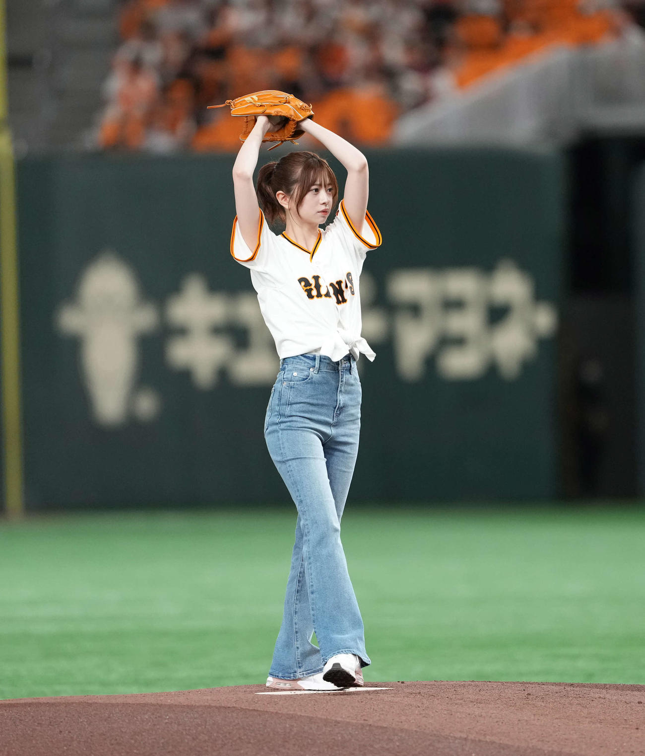 巨人対阪神　ファーストピッチセレモニーに登場した桜田ひより（撮影・井上学）