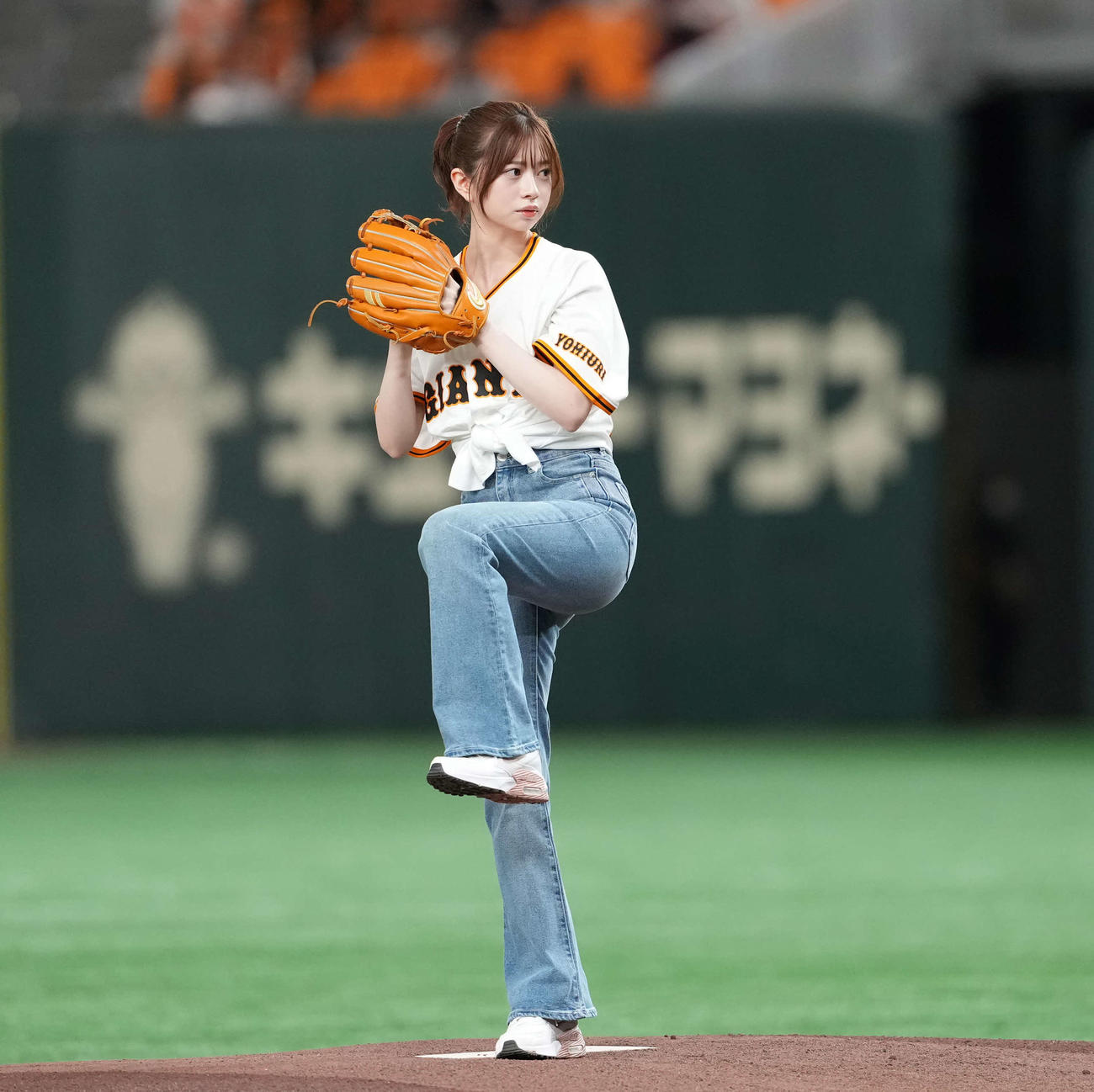 巨人対阪神　ファーストピッチセレモニーに登場した桜田ひより（撮影・井上学）