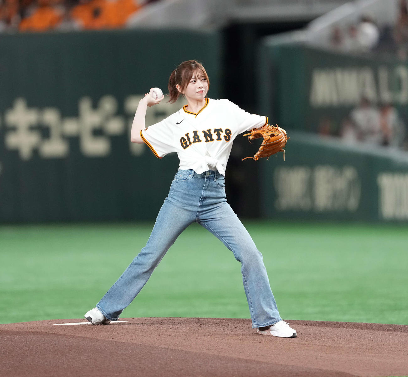 巨人対阪神　ファーストピッチセレモニーに登場した桜田ひより（撮影・井上学）