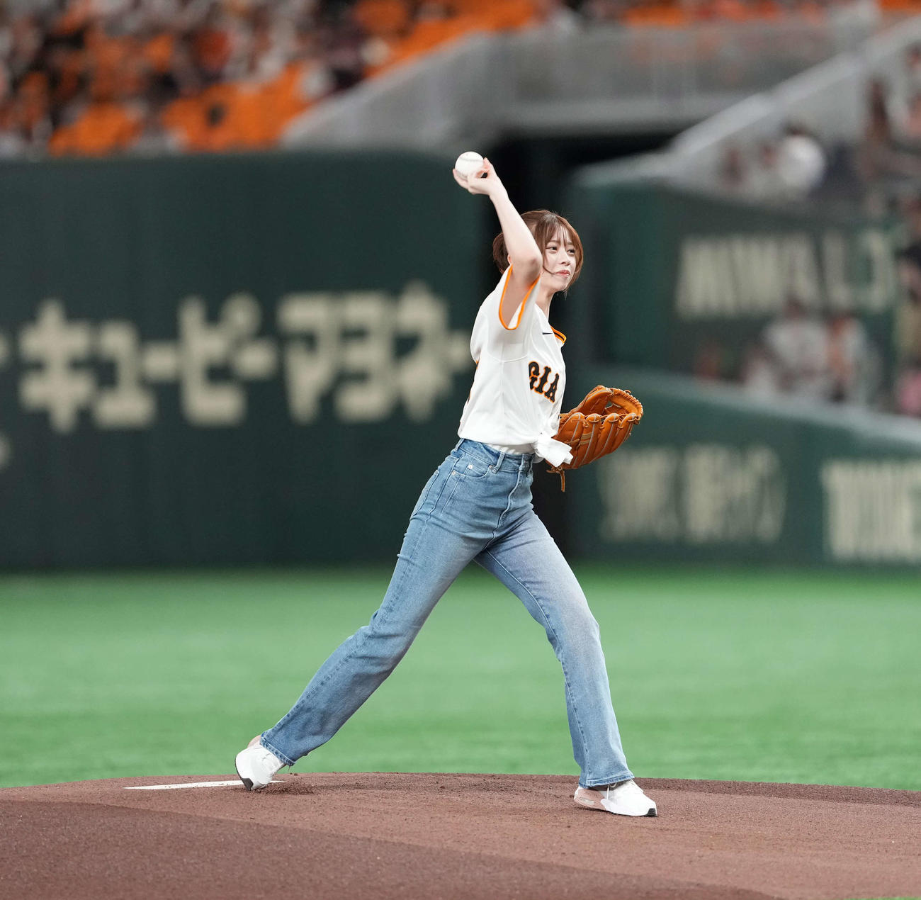 巨人対阪神　ファーストピッチセレモニーに登場した桜田ひより（撮影・井上学）
