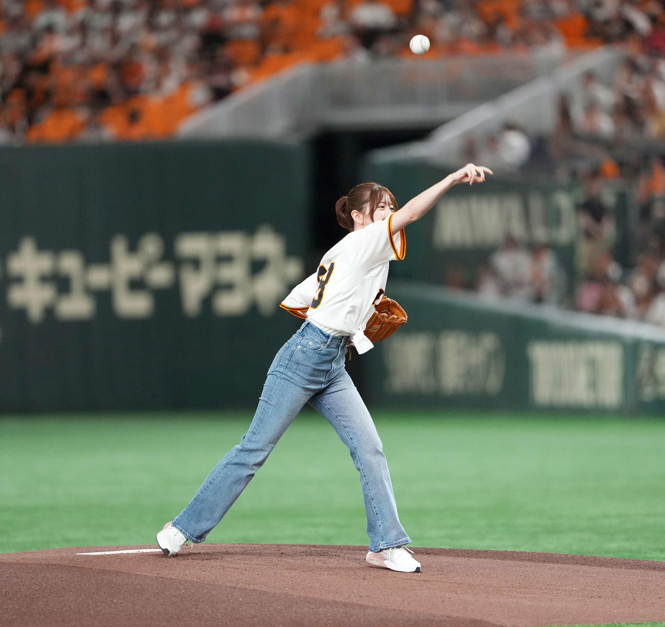 巨人対阪神　ファーストピッチセレモニーに登場した桜田ひより（撮影・井上学）